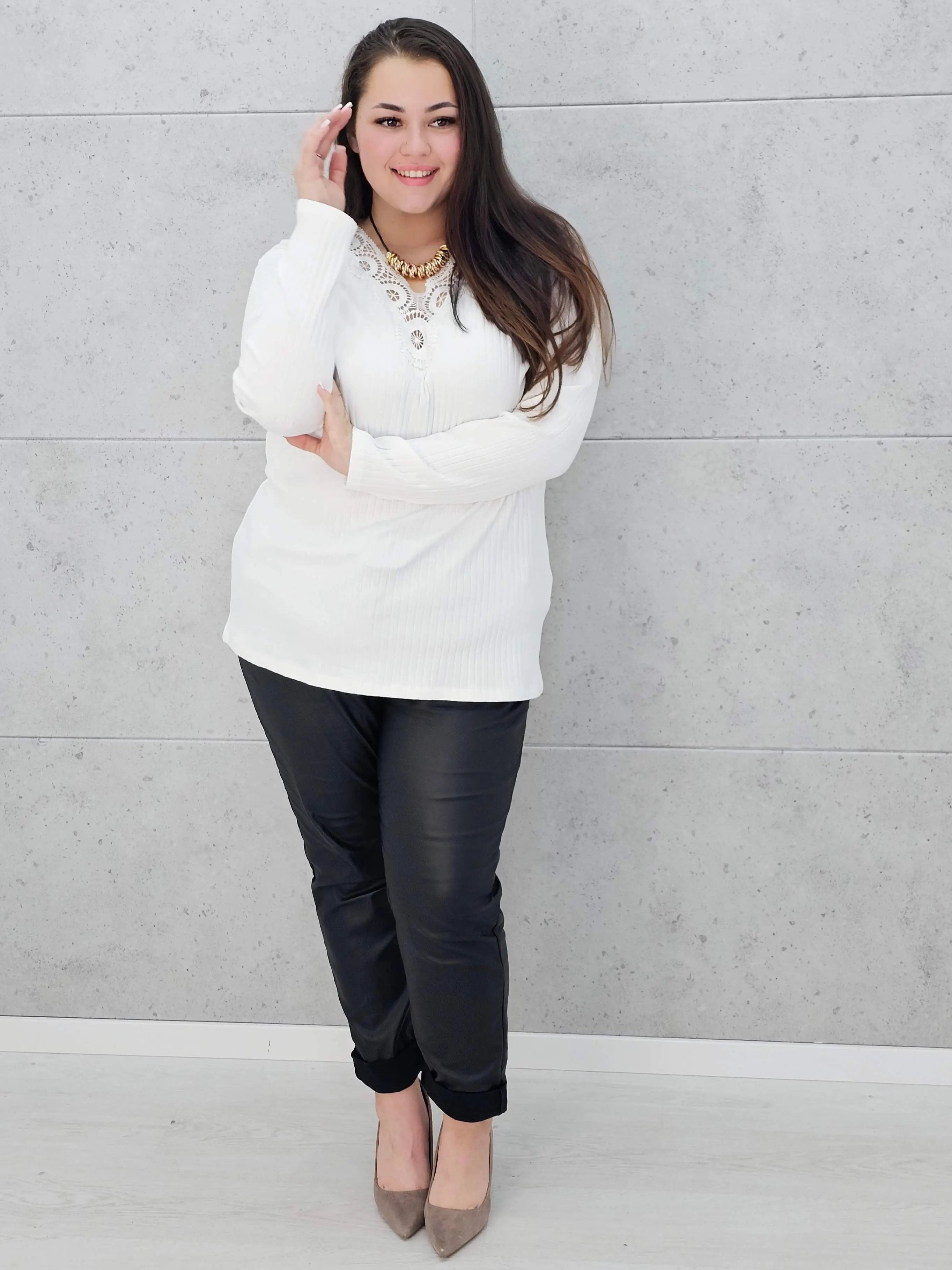 Bluzka prążkowana plus size z koronką - elegancja i wygoda Stylowa XL