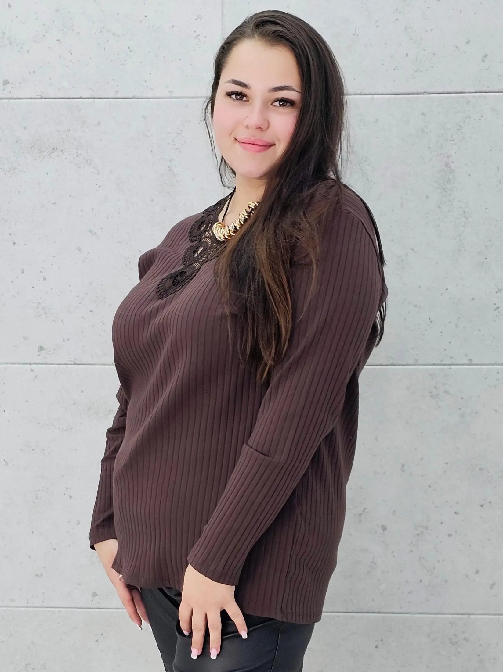 Bluzka prążkowana plus size z koronką - elegancja i wygoda Stylowa XL
