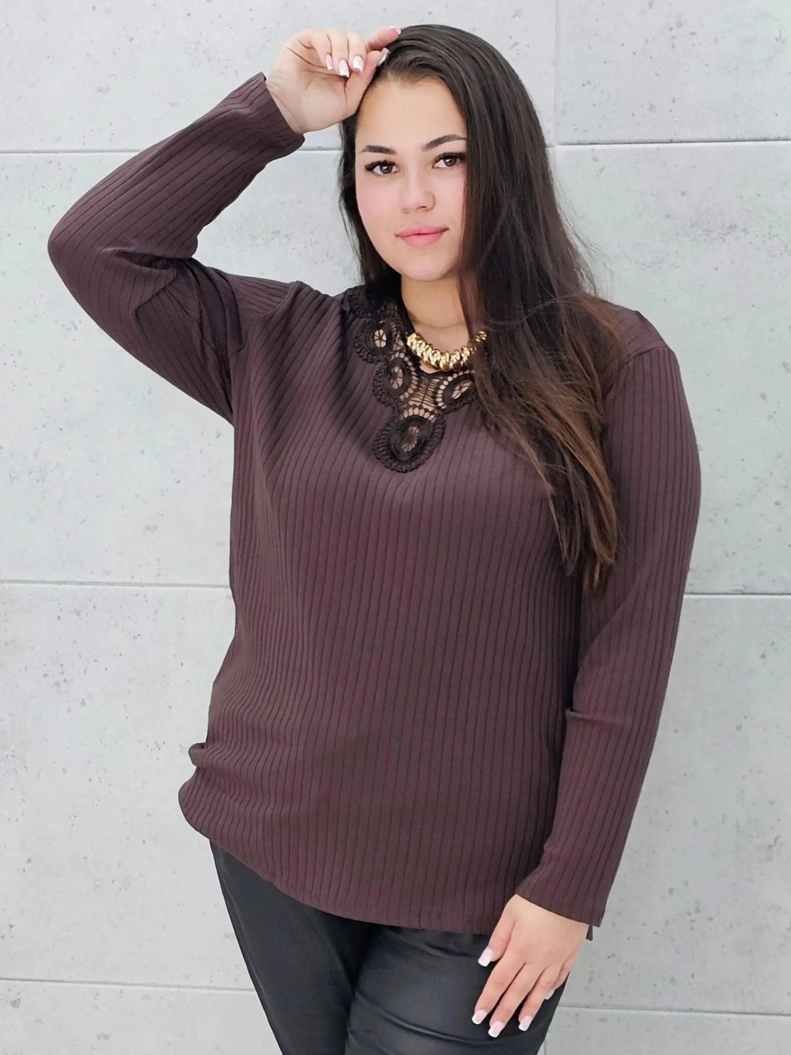 Bluzka prążkowana plus size z koronką - elegancja i wygoda Stylowa XL
