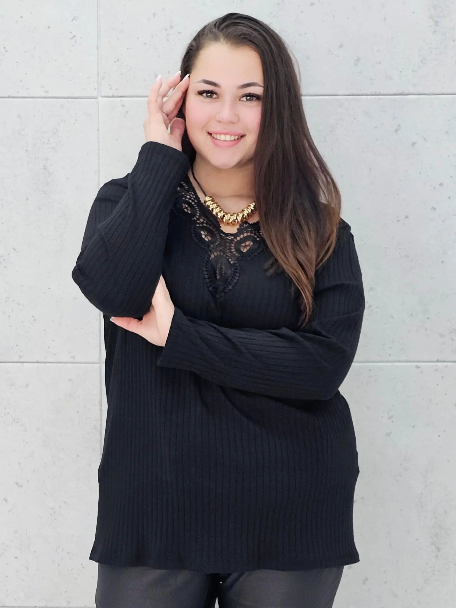 Bluzka prążkowana plus size z koronką - elegancja i wygoda Stylowa XL