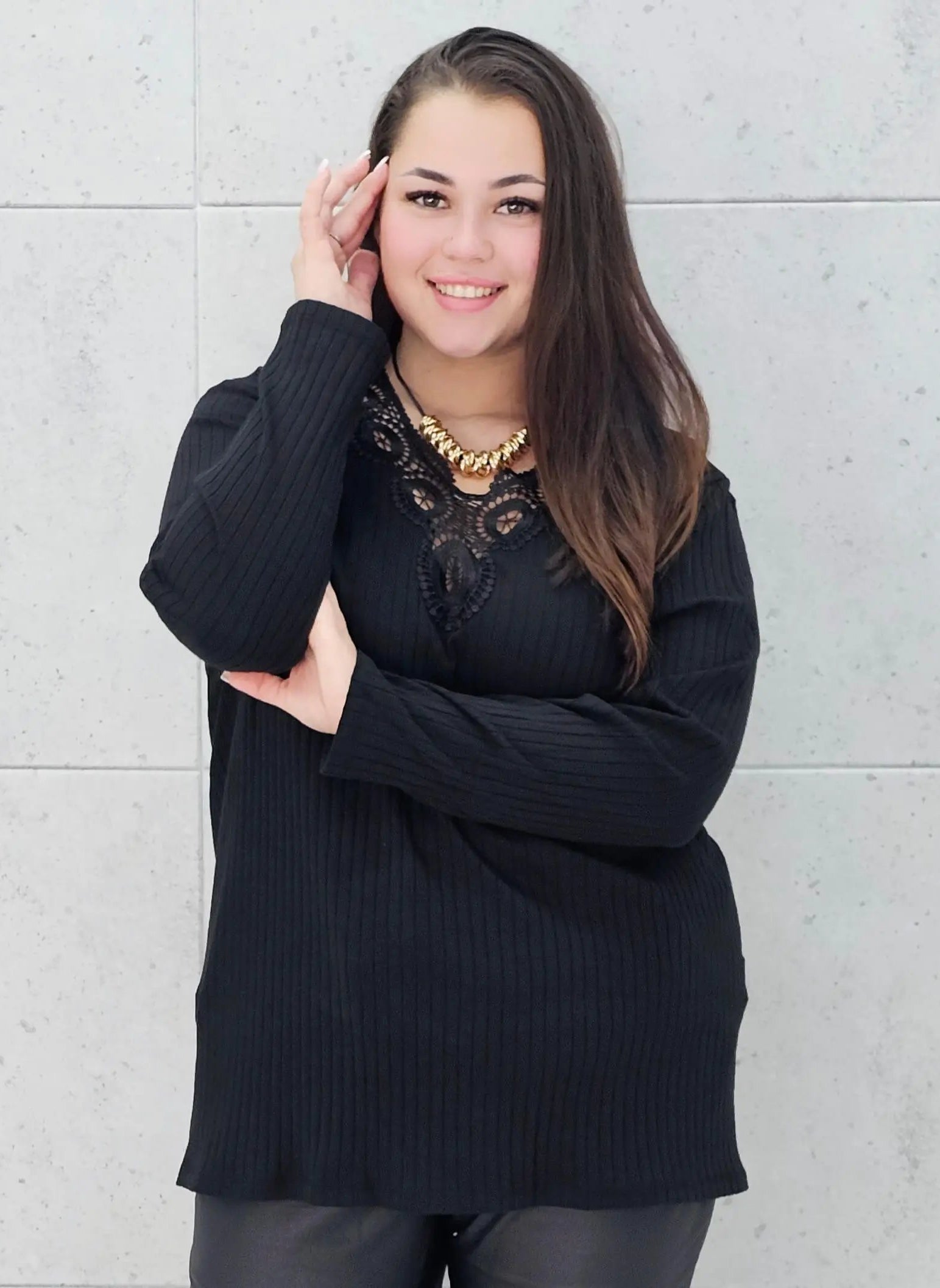 Bluzka prążkowana plus size z koronką - elegancja i wygoda Stylowa XL
