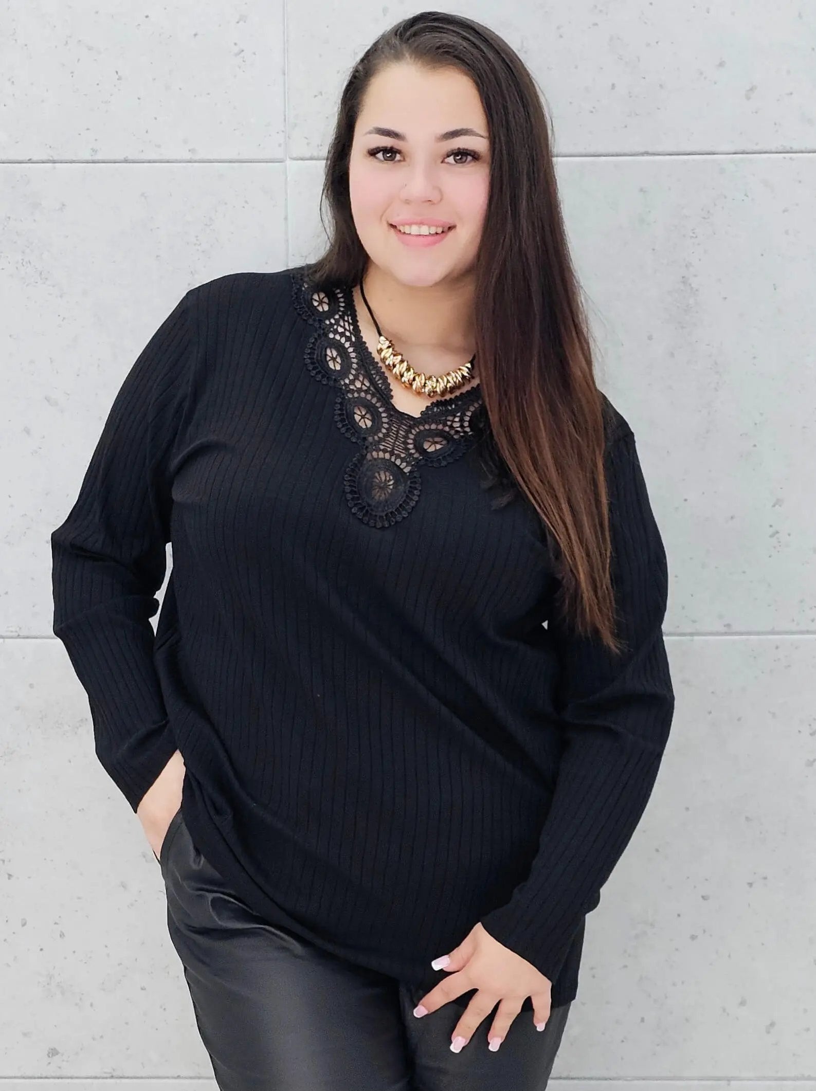 Bluzka prążkowana plus size z koronką - elegancja i wygoda Stylowa XL
