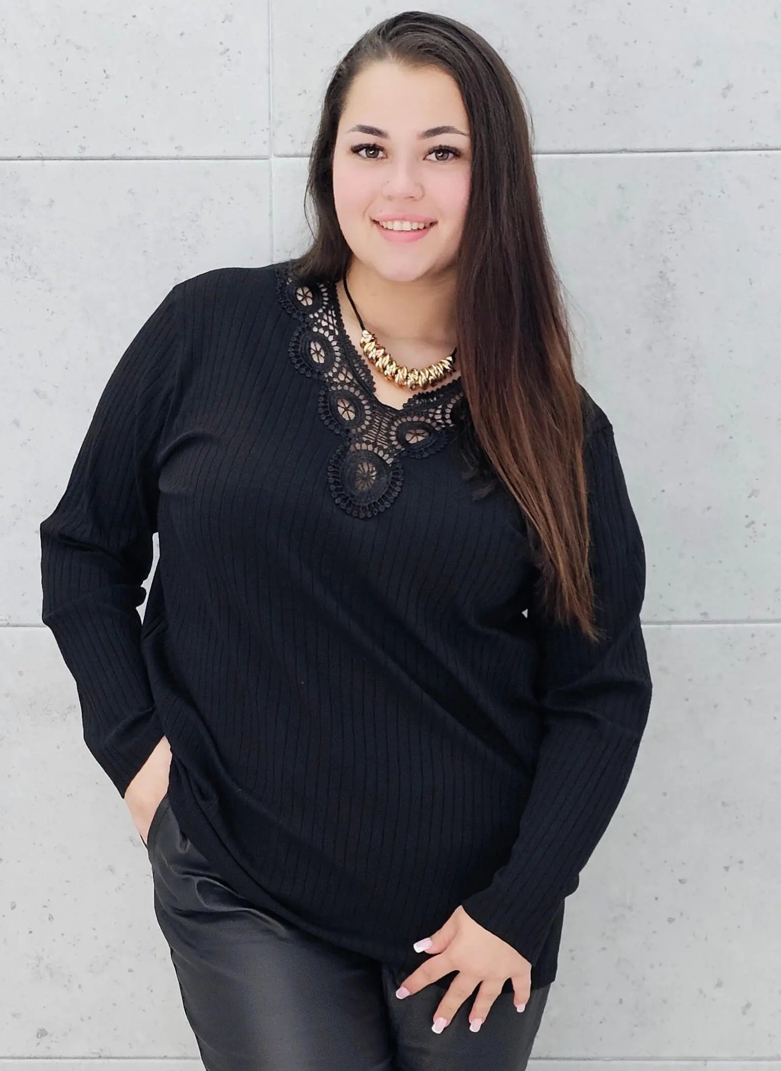 Bluzka prążkowana plus size z koronką - elegancja i wygoda Stylowa XL