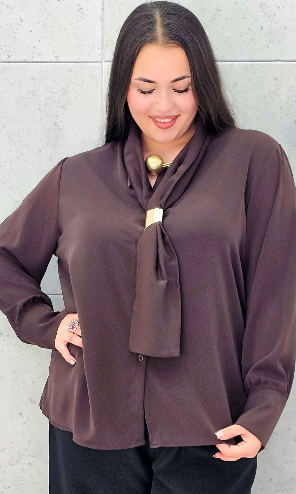 Bluzka satynowa plus size z ozdobnym wiązaniem – bordowa, czarna i czekoladowa Stylowa XL - Stylowa XL