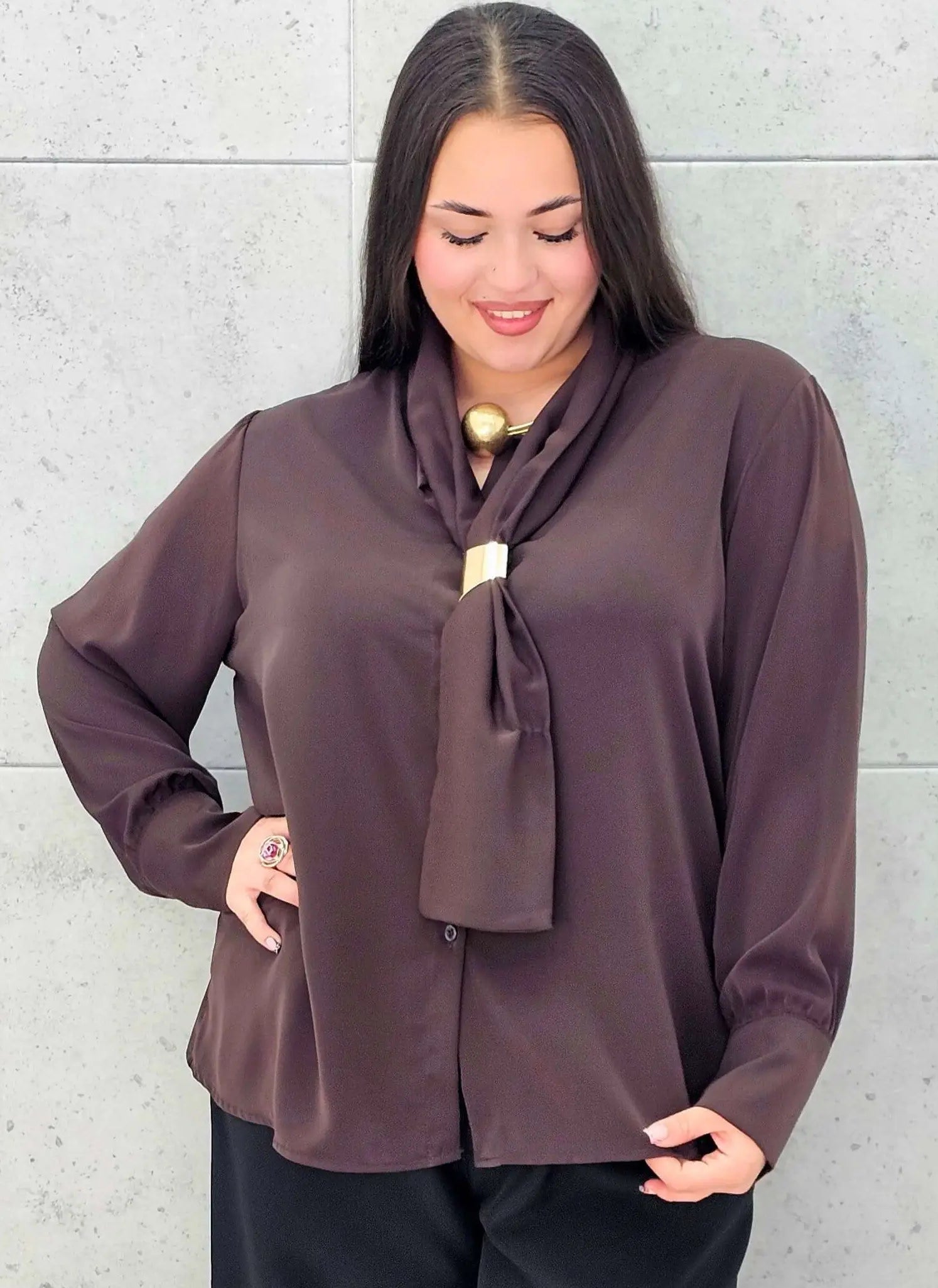 Bluzka satynowa plus size z ozdobnym wiązaniem – bordowa, czarna i czekoladowa Stylowa XL - Stylowa XL