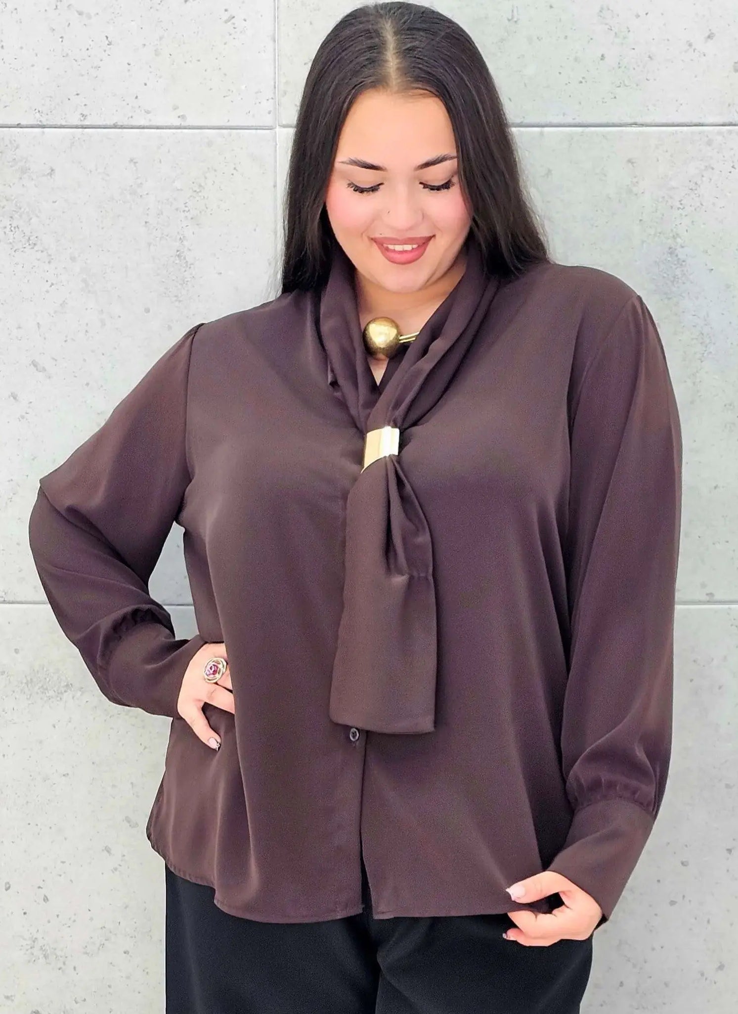 Bluzka satynowa plus size z ozdobnym wiązaniem – bordowa, czarna i czekoladowa Stylowa XL - Stylowa XL