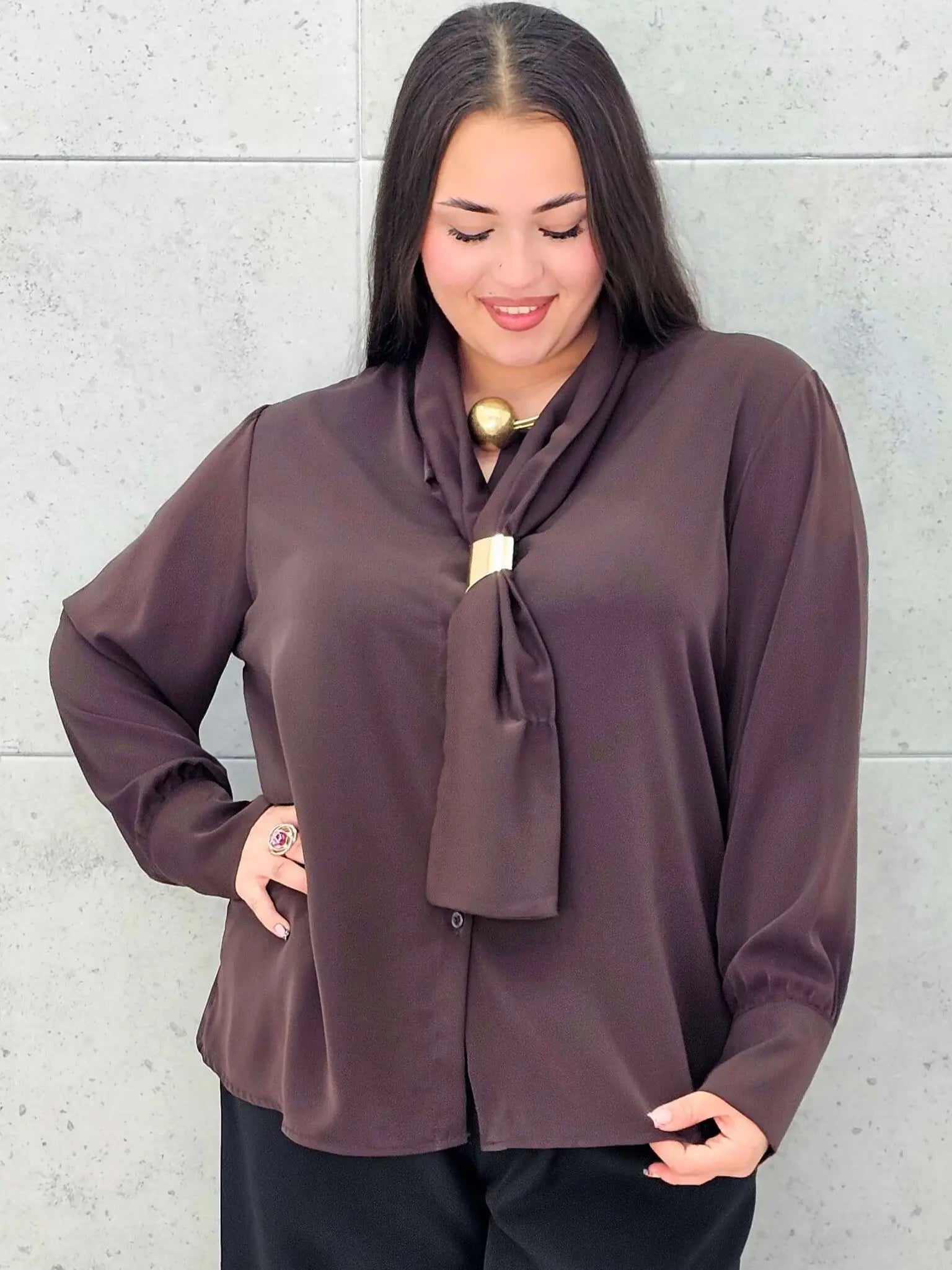 Bluzka satynowa plus size z ozdobnym wiązaniem – bordowa, czarna i czekoladowa Stylowa XL - Stylowa XL