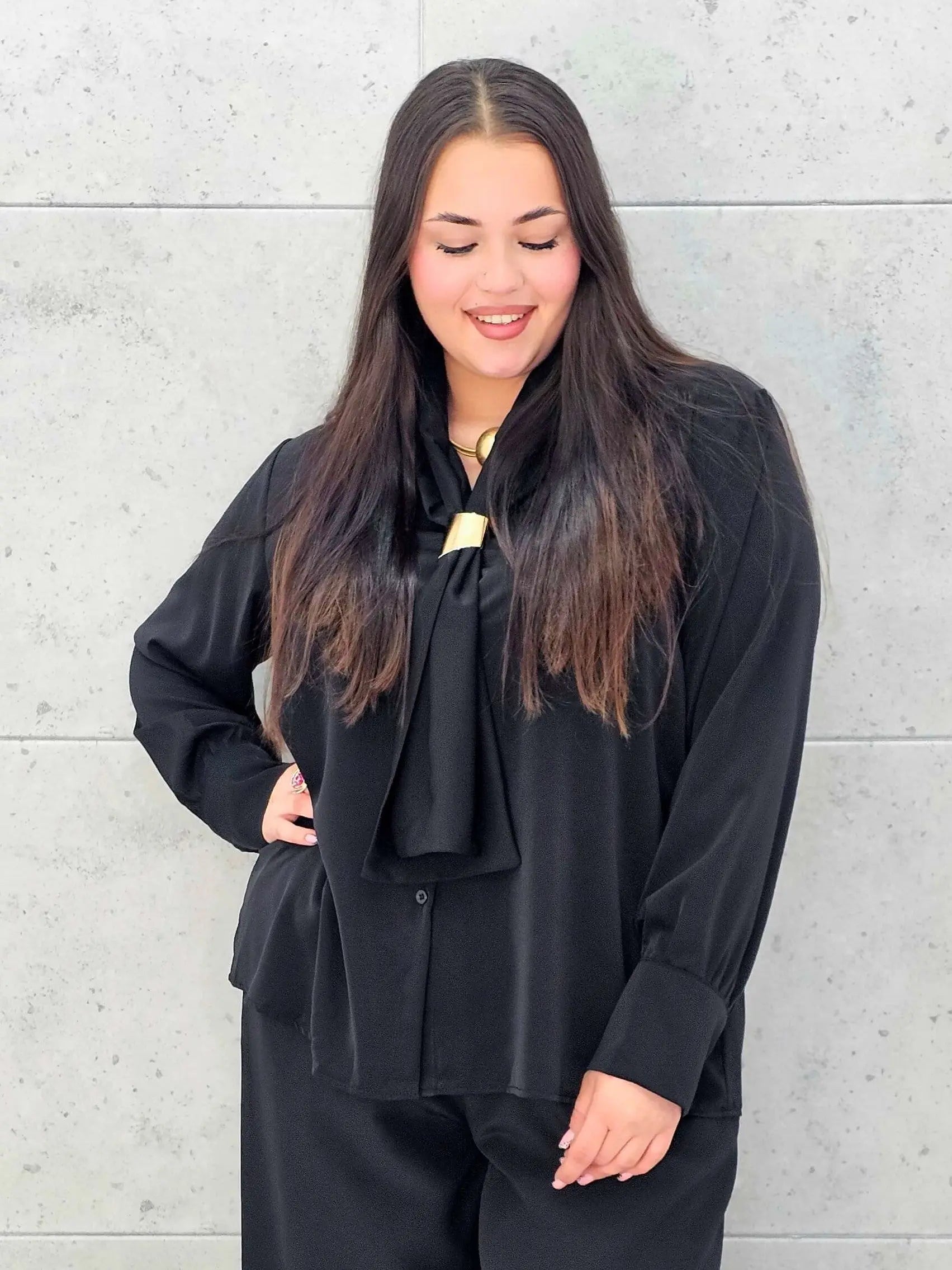 Bluzka satynowa plus size z ozdobnym wiązaniem – bordowa, czarna i czekoladowa Stylowa XL - Stylowa XL