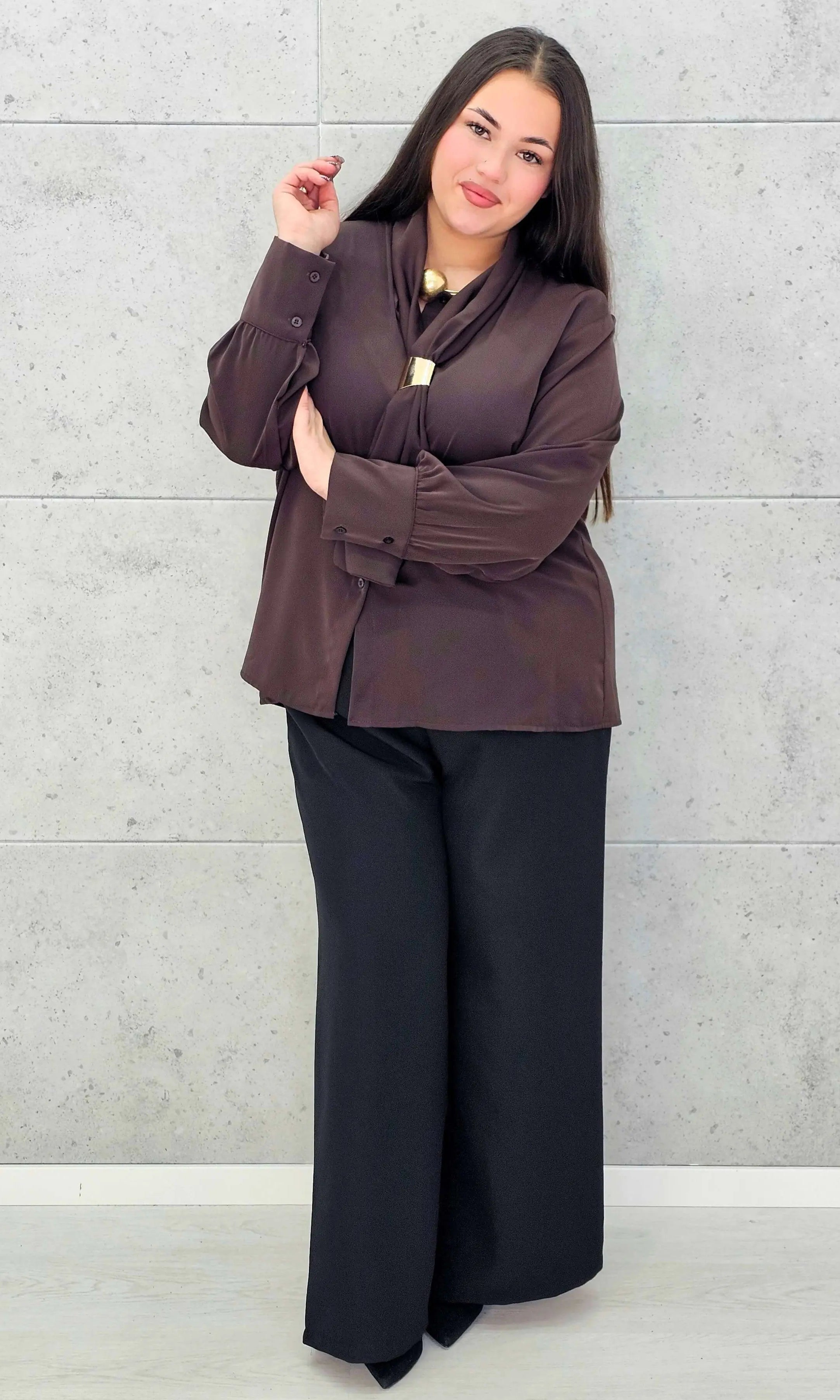 Bluzka satynowa plus size z ozdobnym wiązaniem – bordowa, czarna i czekoladowa Stylowa XL - Stylowa XL