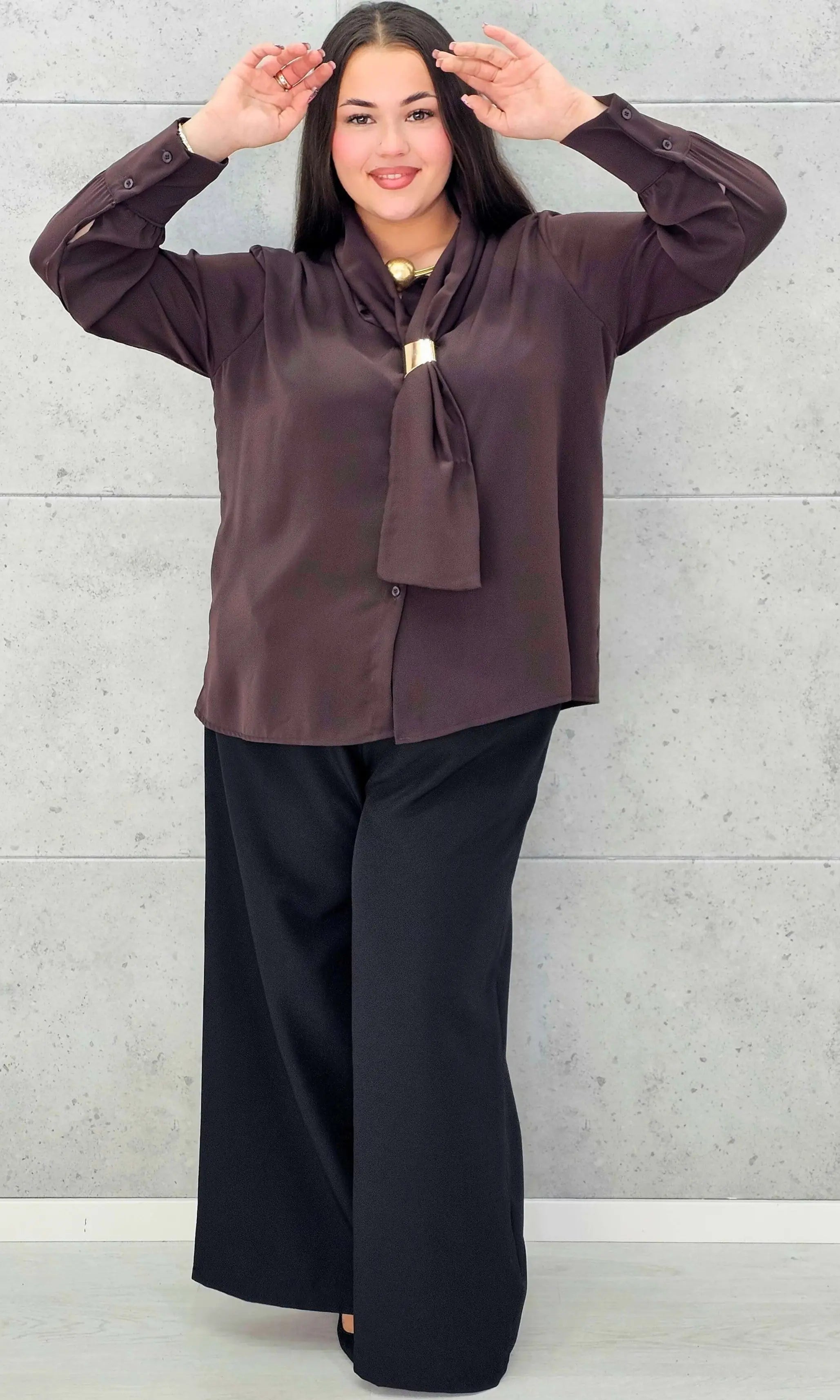 Bluzka satynowa plus size z ozdobnym wiązaniem – bordowa, czarna i czekoladowa Stylowa XL - Stylowa XL