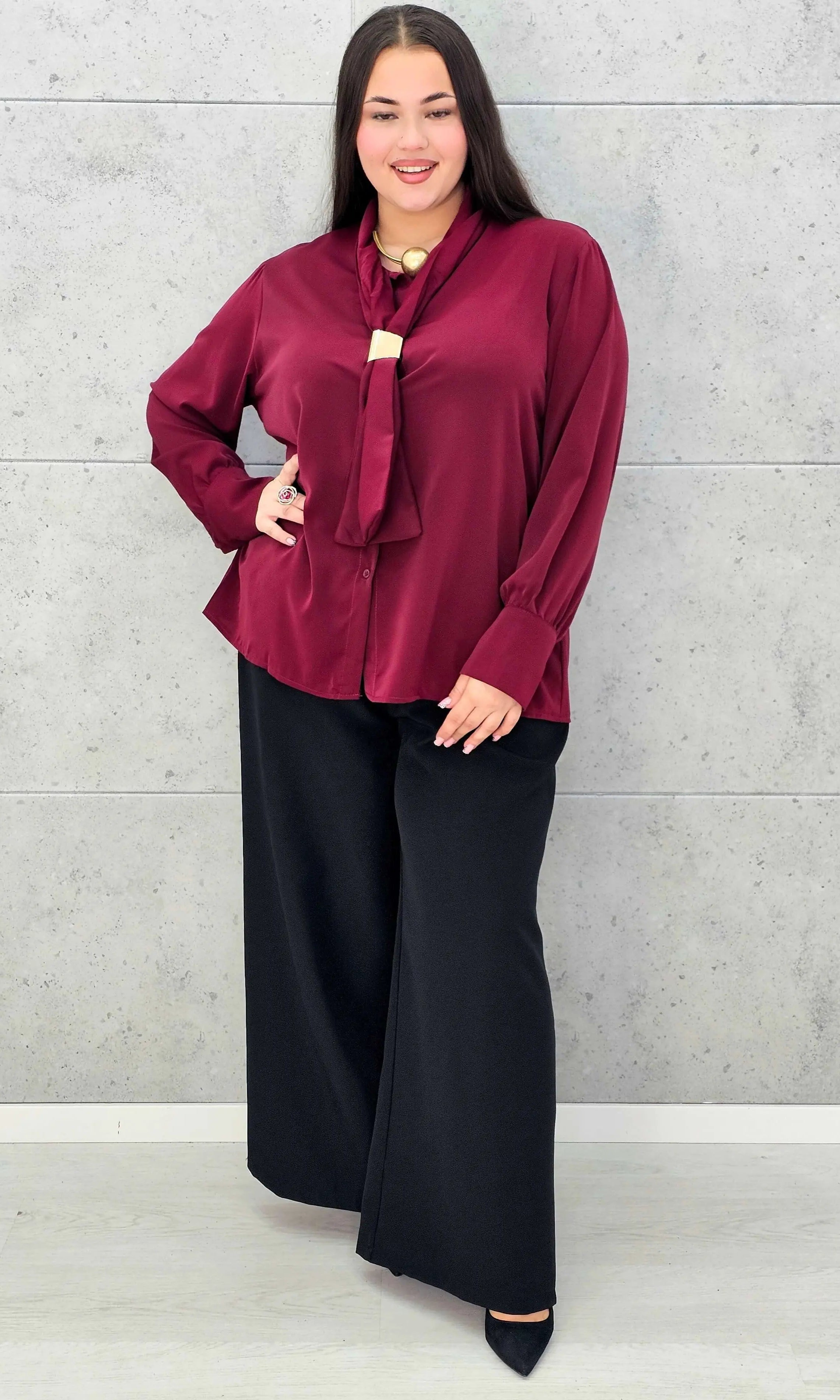 Bluzka satynowa plus size z ozdobnym wiązaniem – bordowa, czarna i czekoladowa Stylowa XL - Stylowa XL