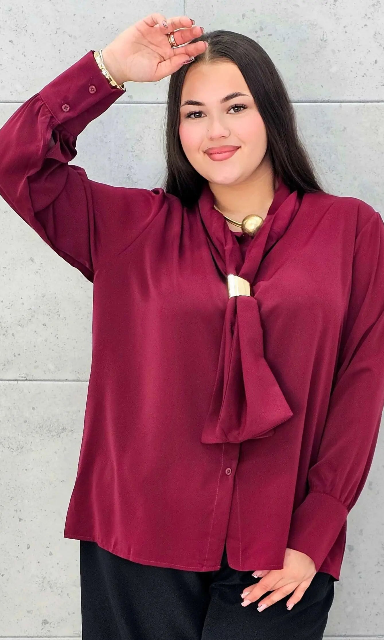 Bluzka satynowa plus size z ozdobnym wiązaniem – bordowa, czarna i czekoladowa Stylowa XL - Stylowa XL