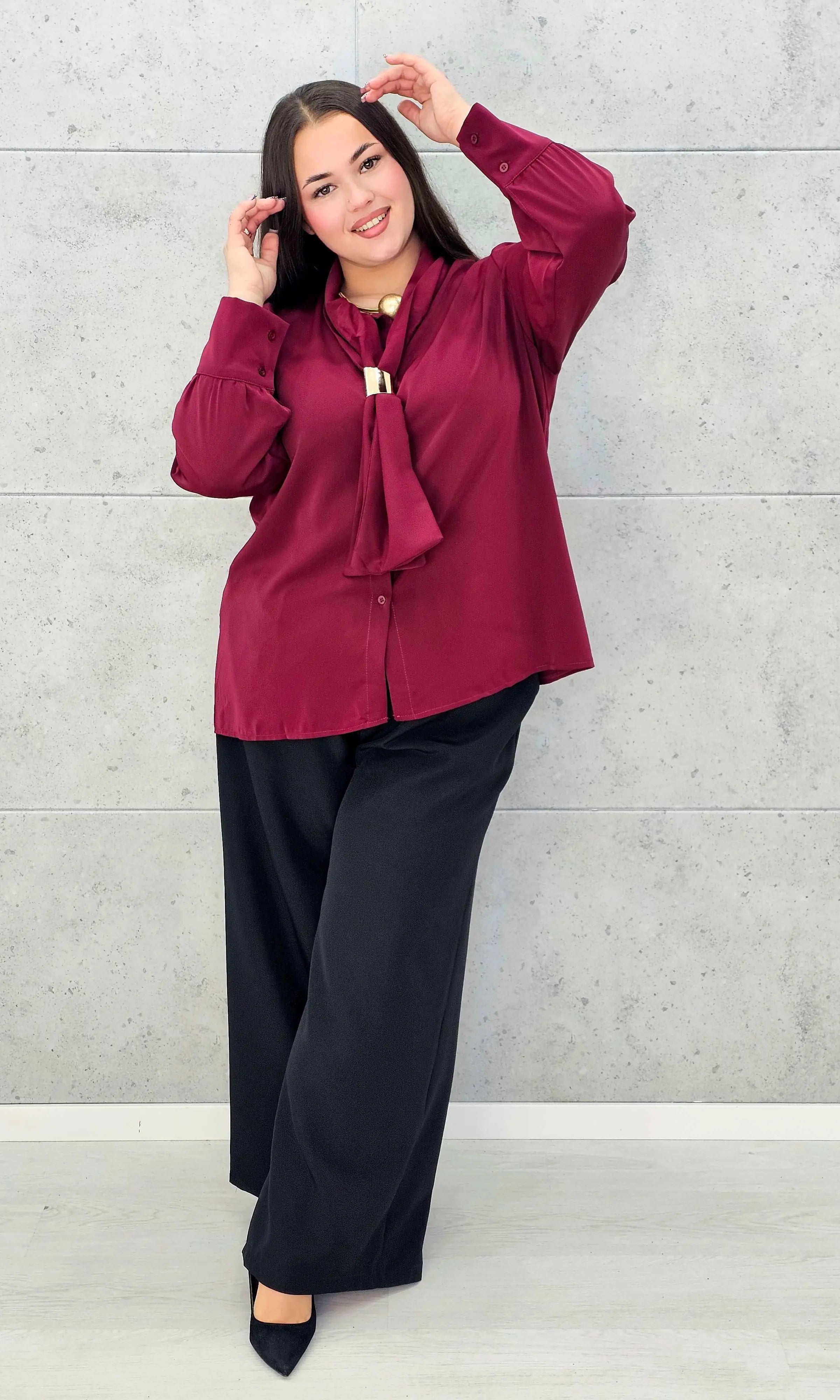 Bluzka satynowa plus size z ozdobnym wiązaniem – bordowa, czarna i czekoladowa Stylowa XL - Stylowa XL