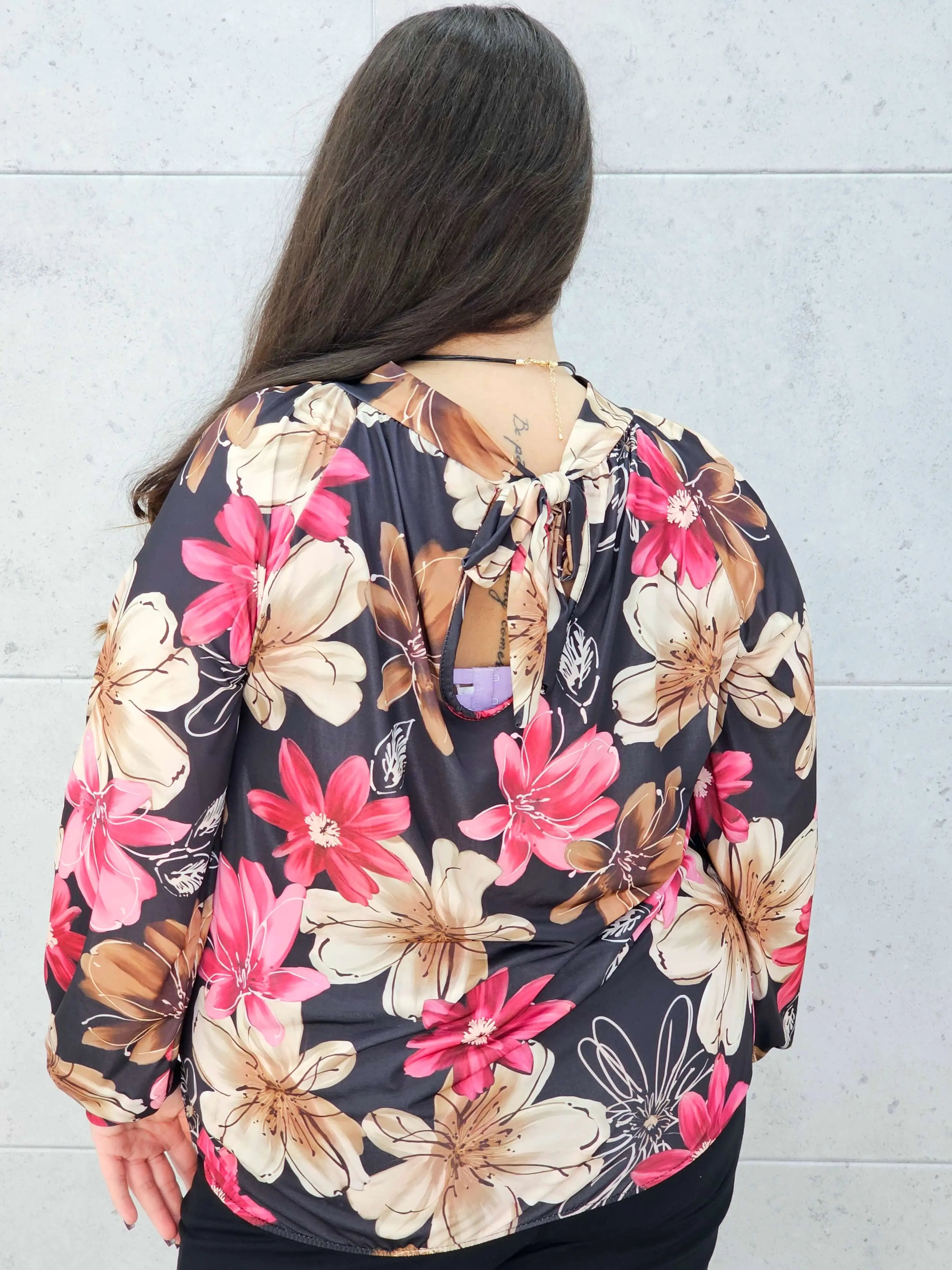 bluzka w kwiaty różowo-brązowa plus size Stylowa XL – wiązana na tyle