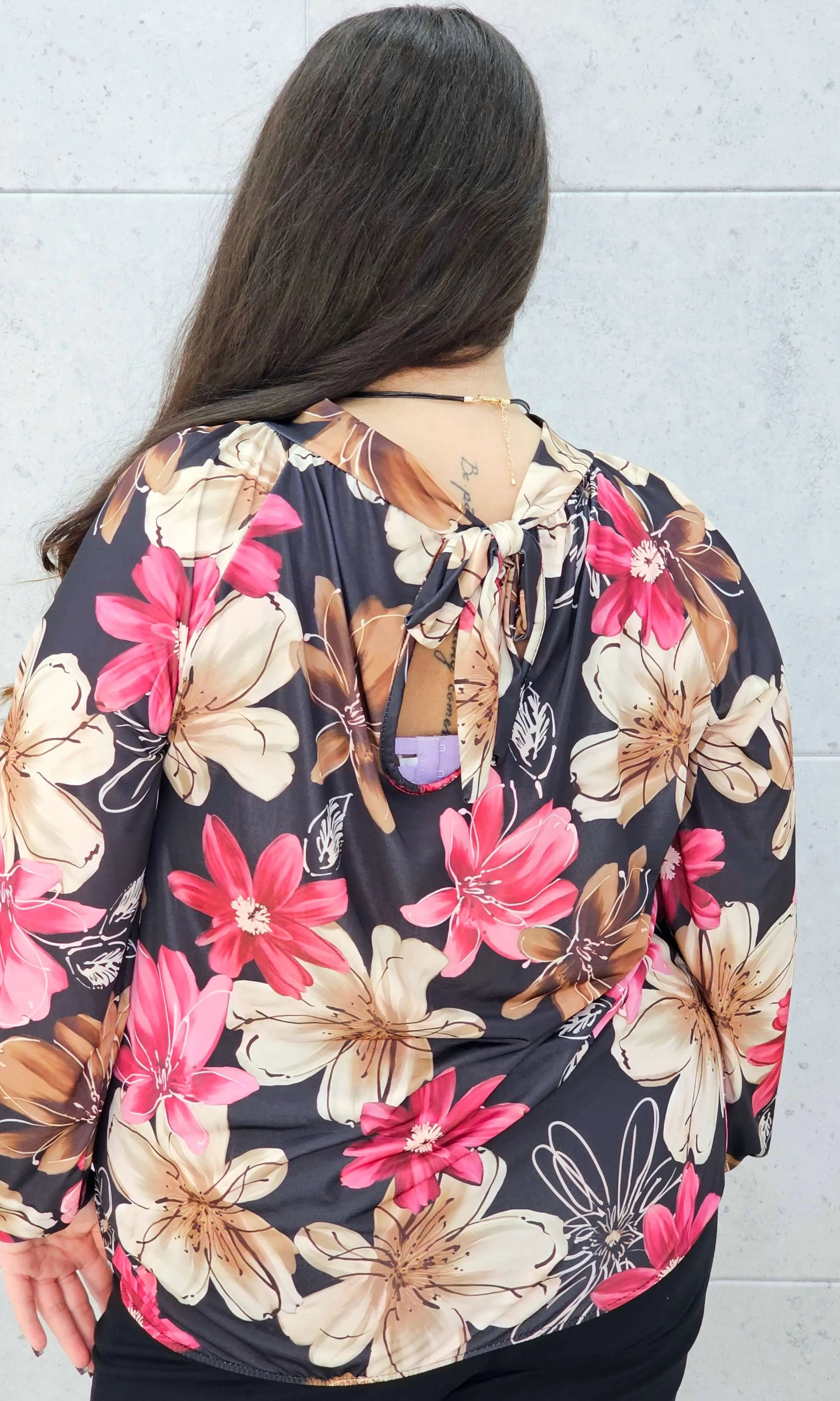 bluzka w kwiaty różowo-brązowa plus size Stylowa XL – wiązana na tyle