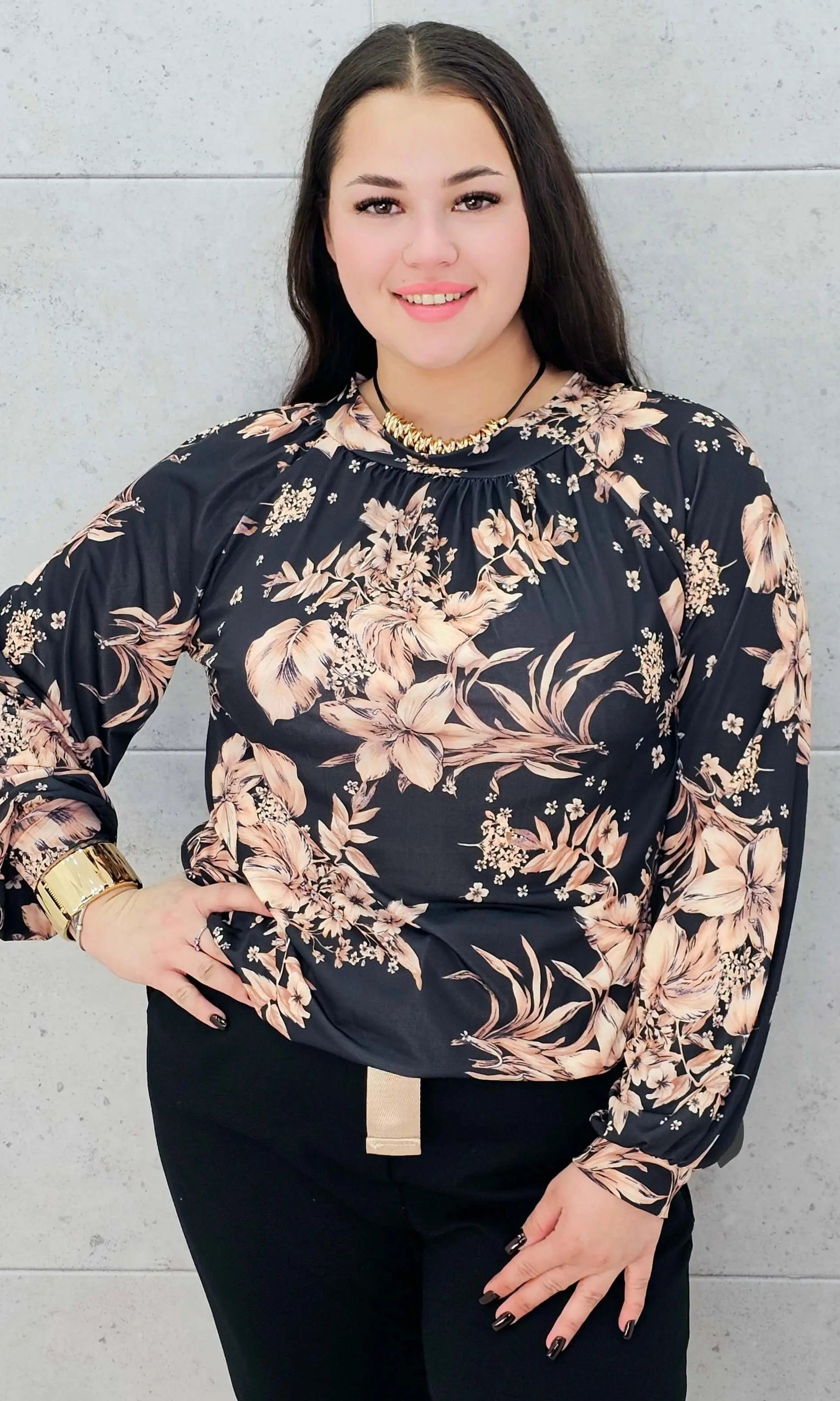 bluzka w kwiaty beżowo-czarna plus size Stylowa XL – przód