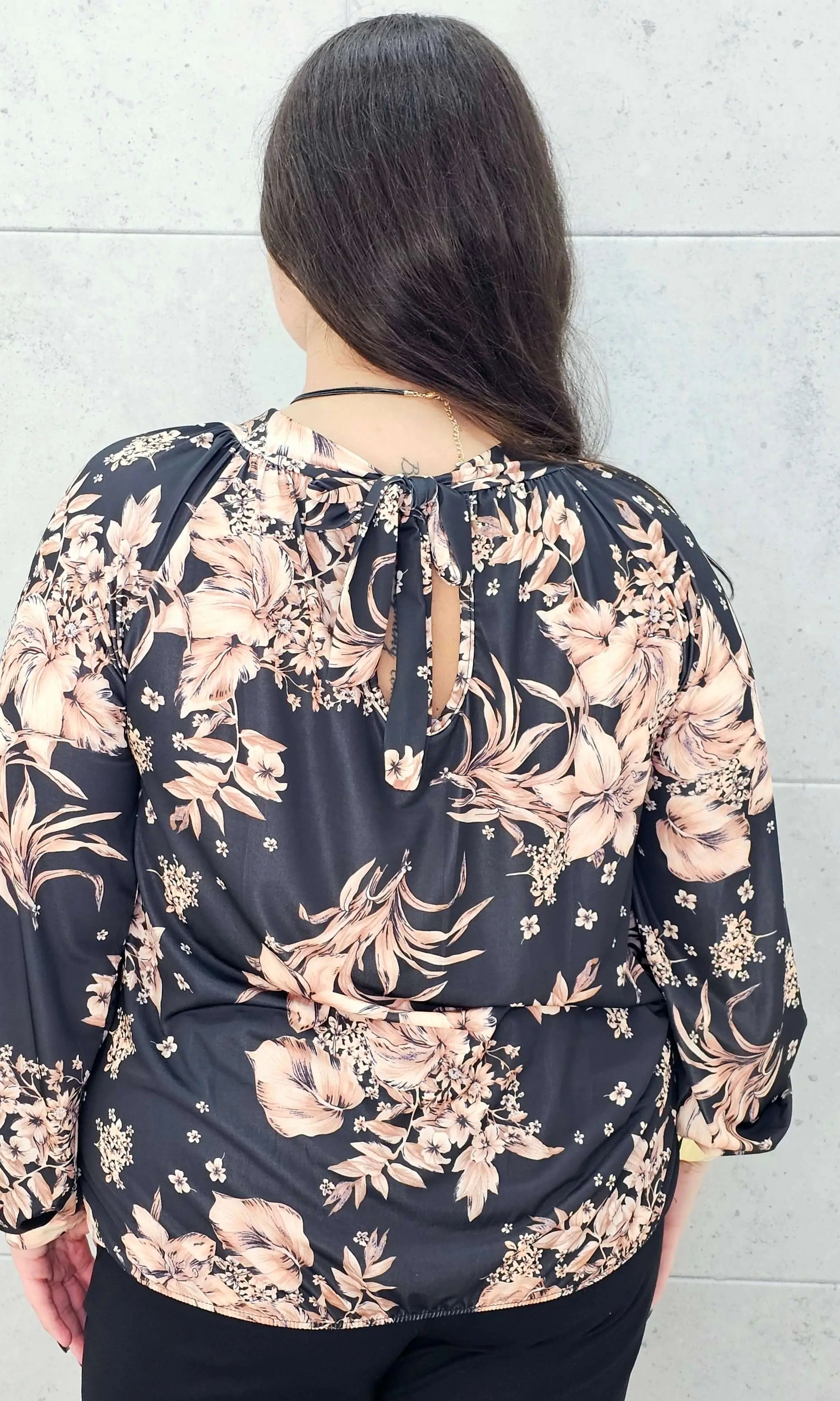bluzka w kwiaty beżowo-czarna plus size Stylowa XL – wiązana na tyle