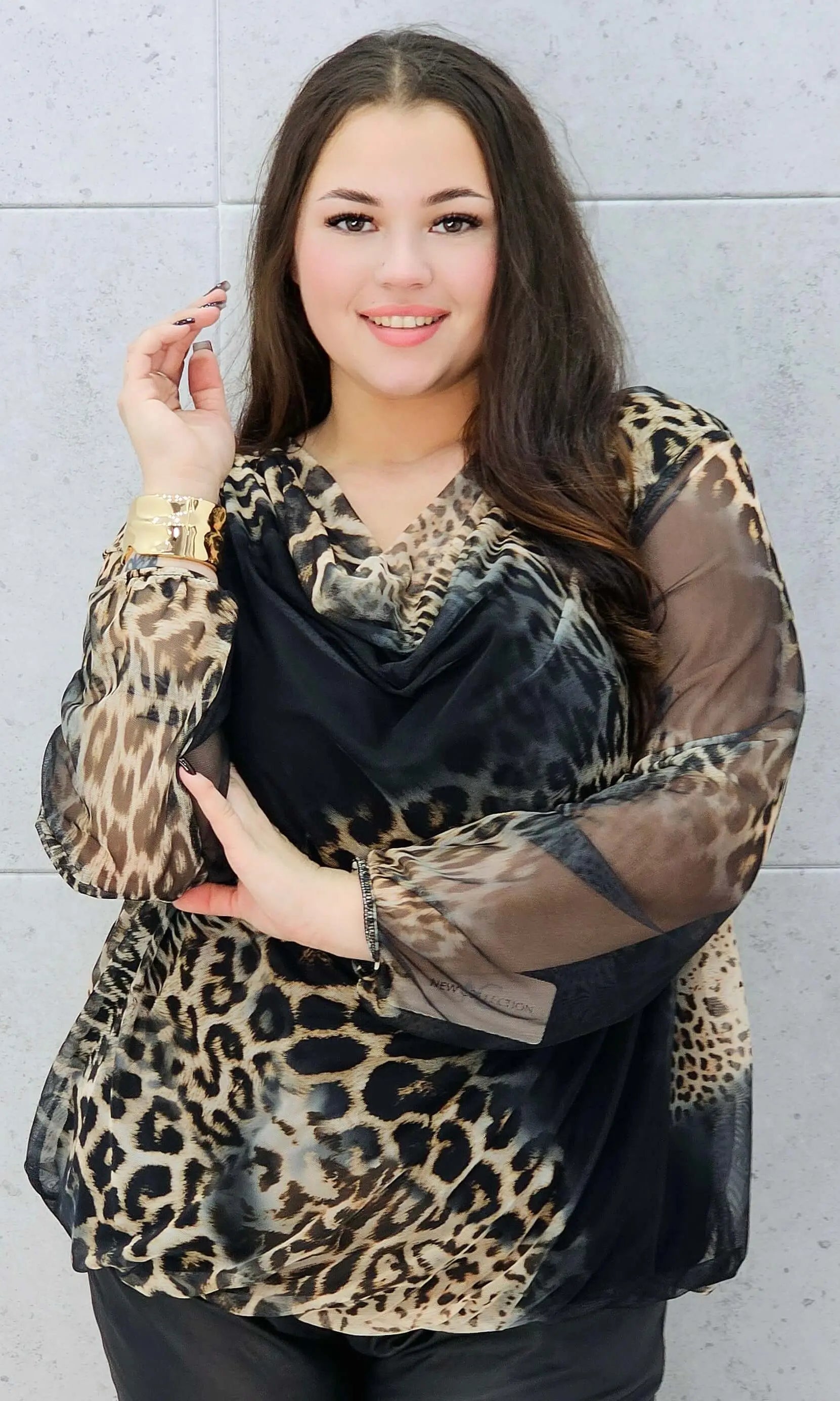 bluzka w panterkę z lejącym dekoltem plus size – na modelce