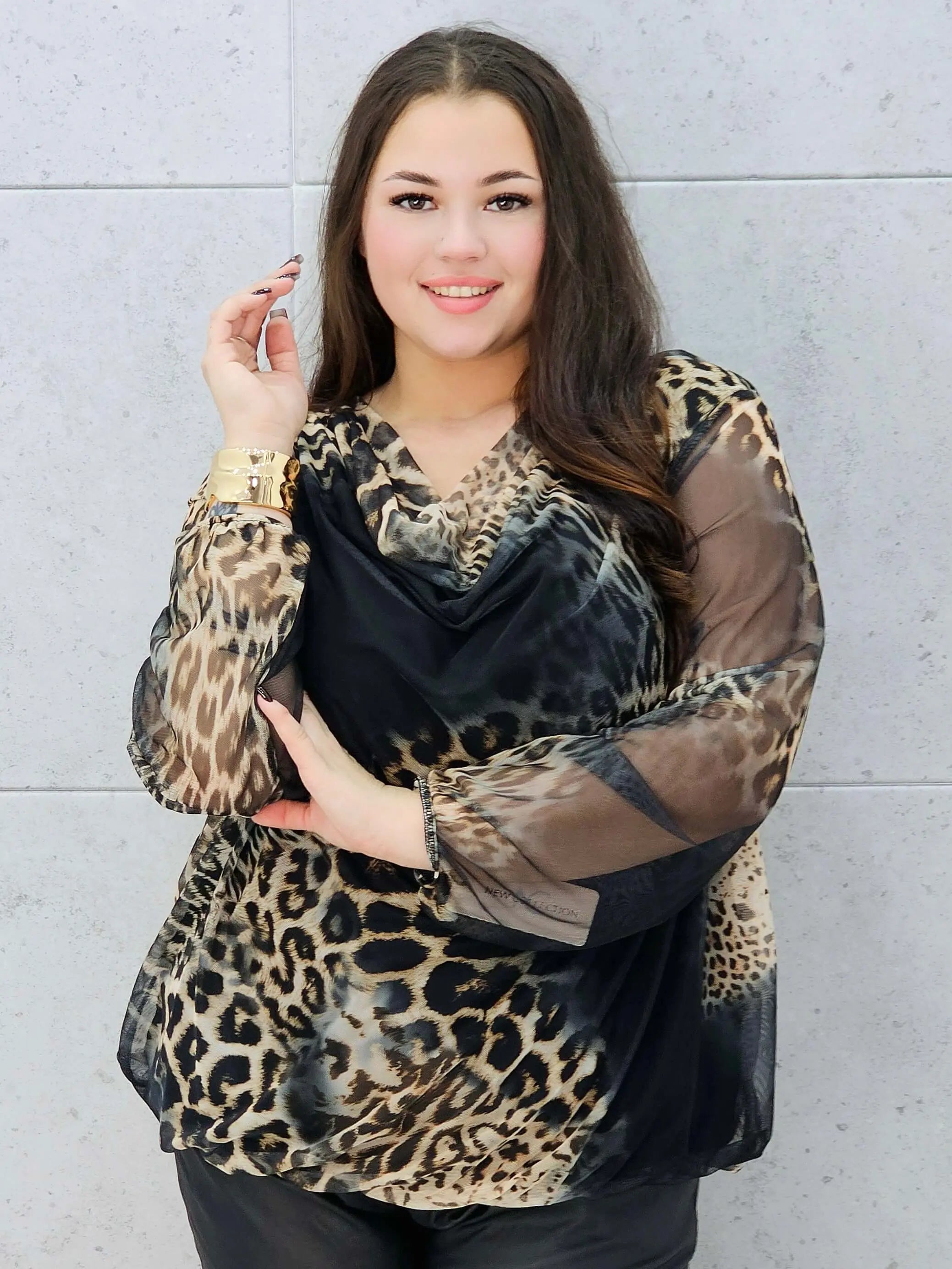 bluzka w panterkę z lejącym dekoltem plus size – na modelce
