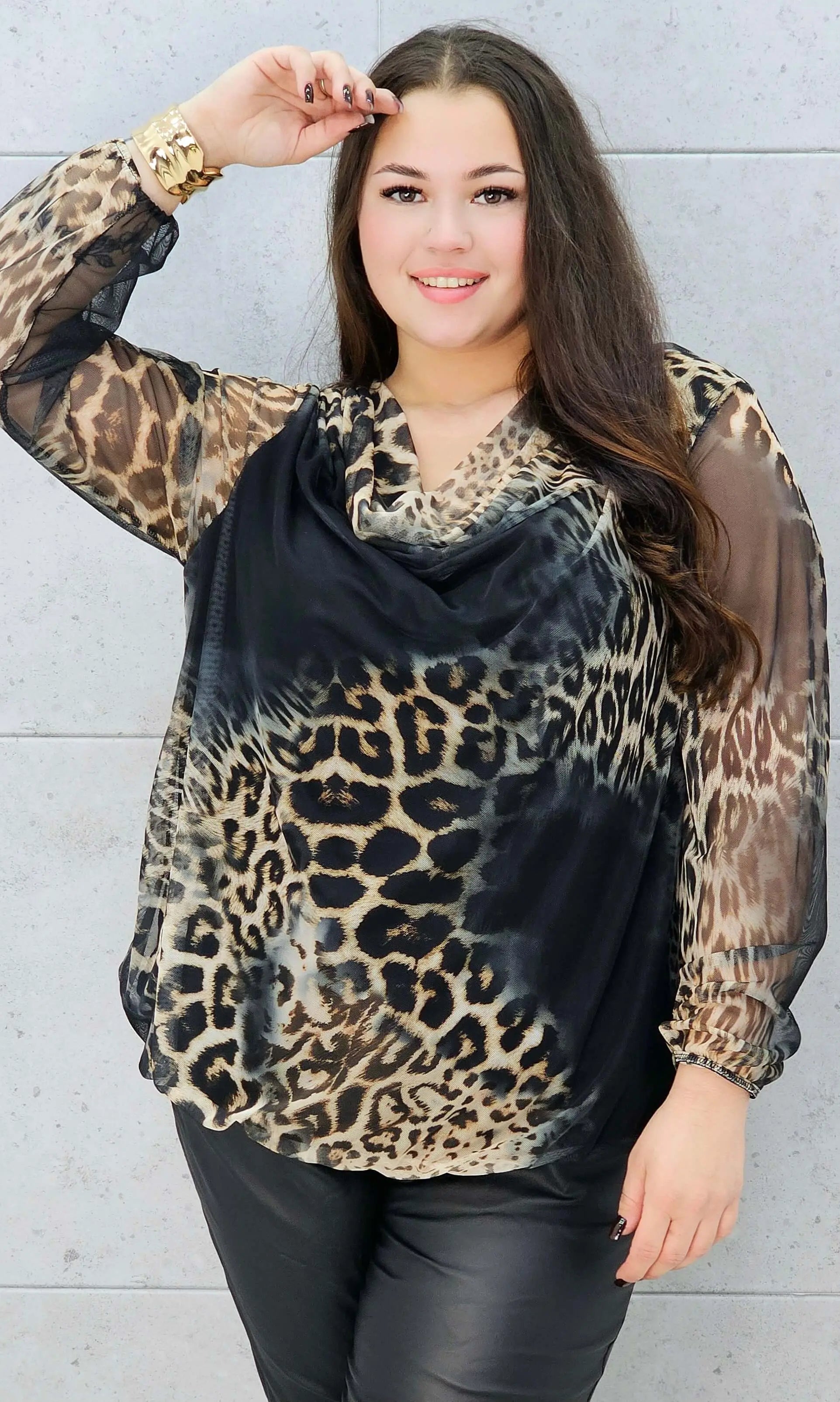 bluzka w panterkę lejący dekolt – elegancka stylizacja