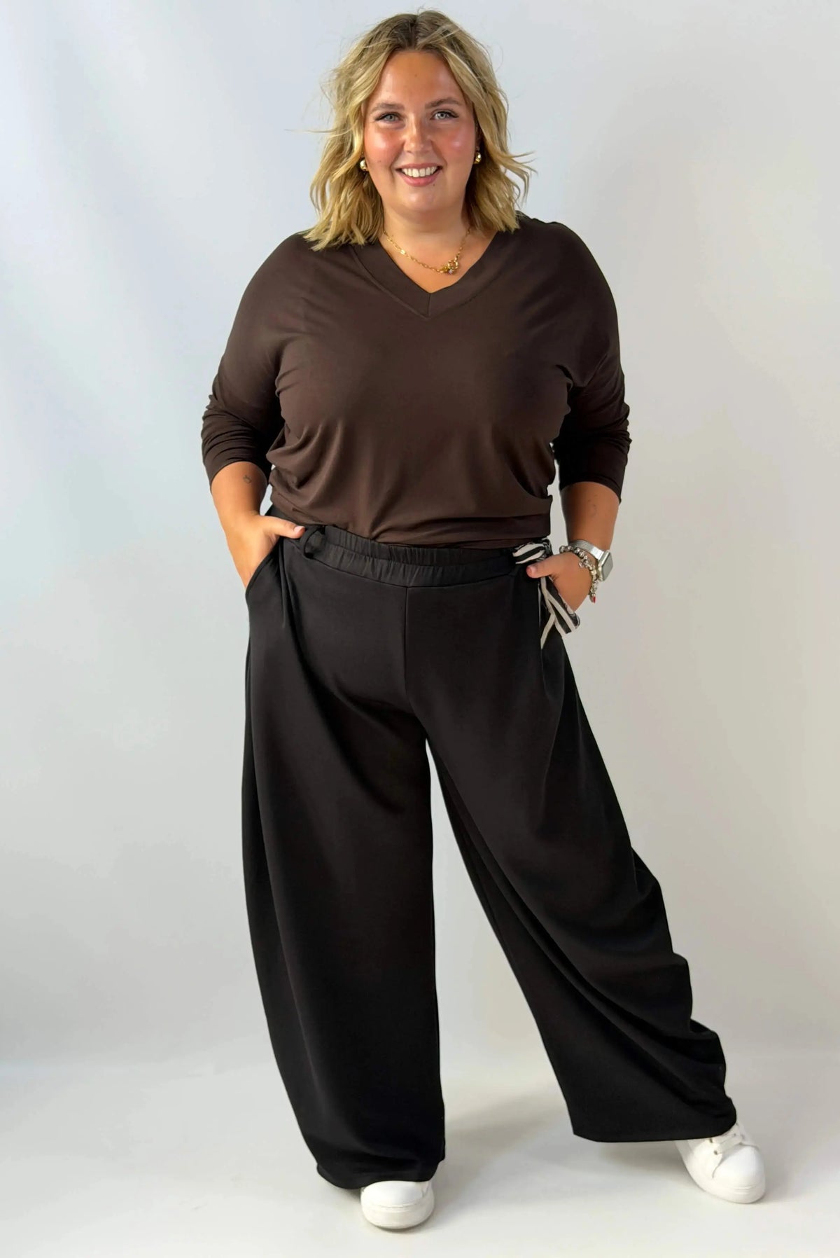 Bluzka wiskozowa Plus Size z kobiecym dekoltem w serek Stylowa XL