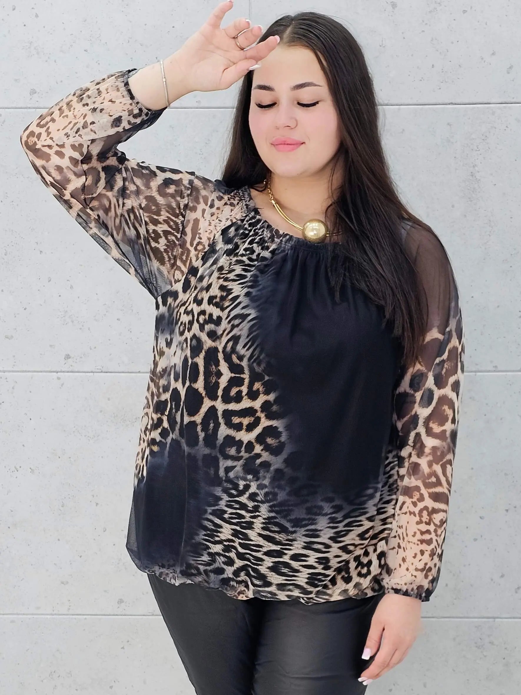 Bluzka z Bluzka plus size w panterkę – zmysłowa i kobieca propozycja dla każdej sylwetki. Stylowa XL