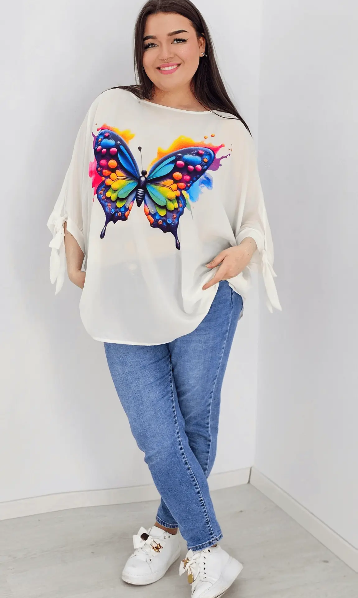 Bluzka z aplikacją na przodzie oraz wiązanym rękawem - kolorowy motyl Stylowa XL