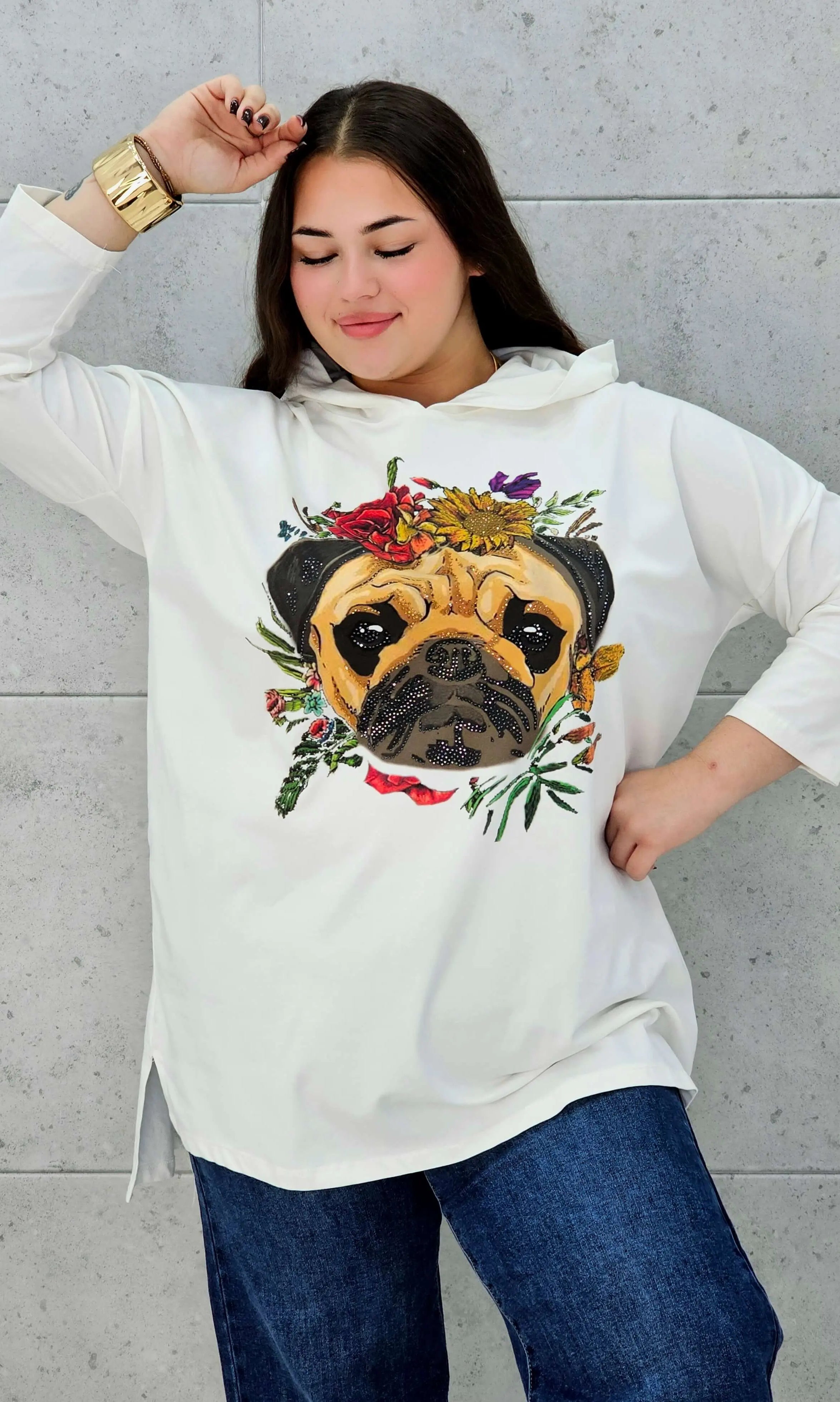 Bluzka z kapturem plus size StylowaXL z nadrukiem mopsa – wygoda i styl w jednym - Stylowa XL