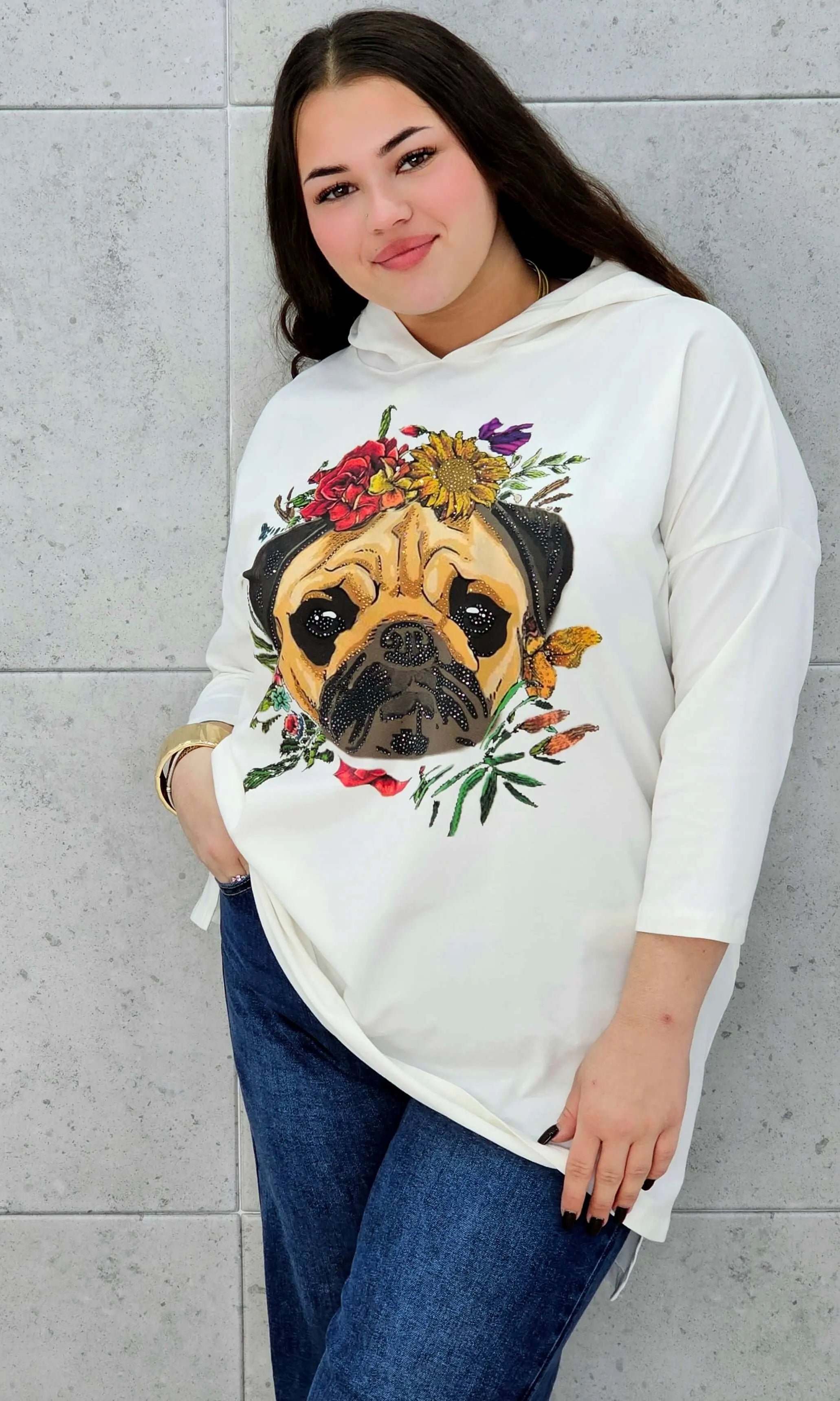 Bluzka z kapturem plus size StylowaXL z nadrukiem mopsa – wygoda i styl w jednym - Stylowa XL