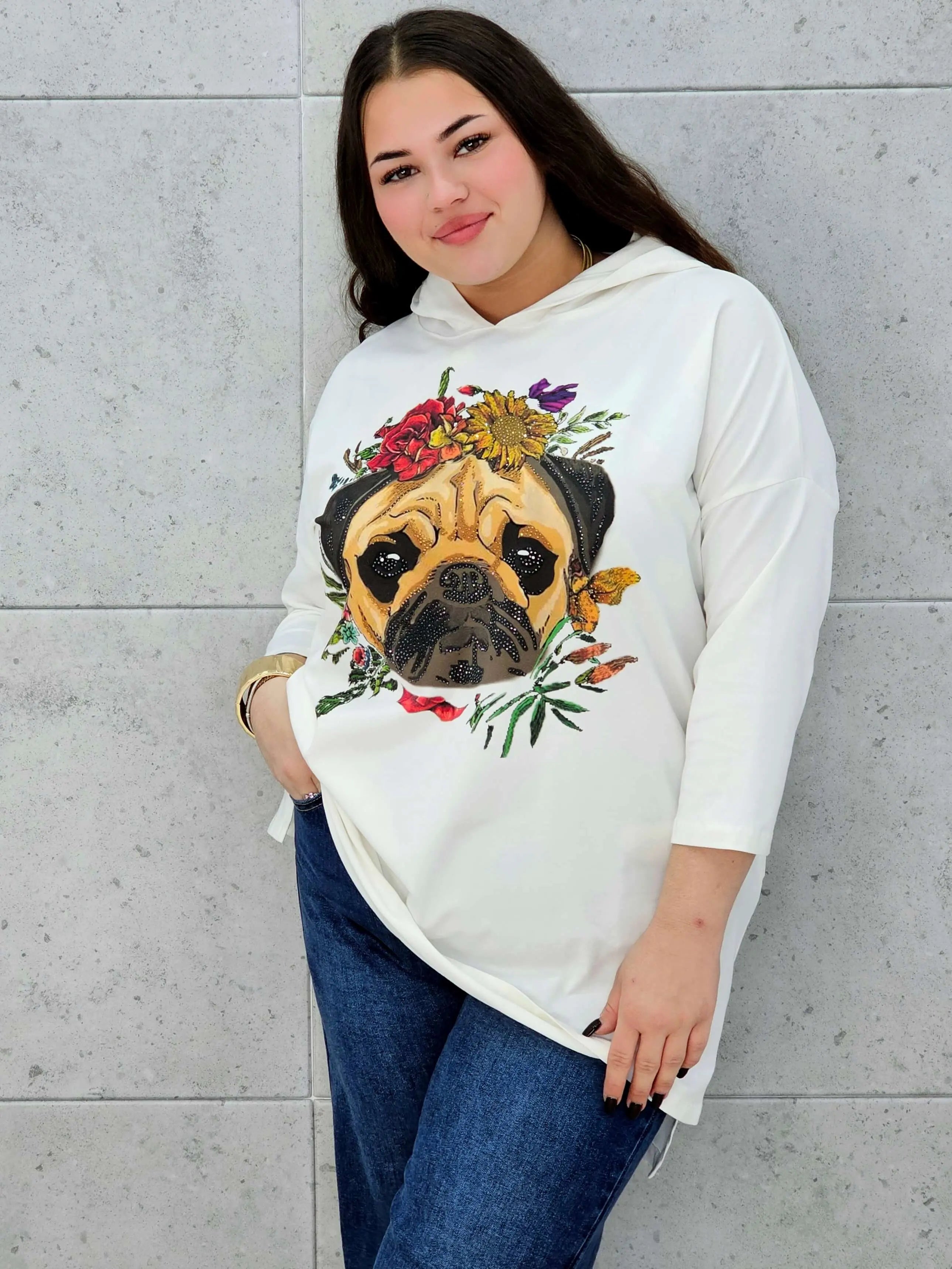 Bluzka z kapturem plus size StylowaXL z nadrukiem mopsa – wygoda i styl w jednym - Stylowa XL