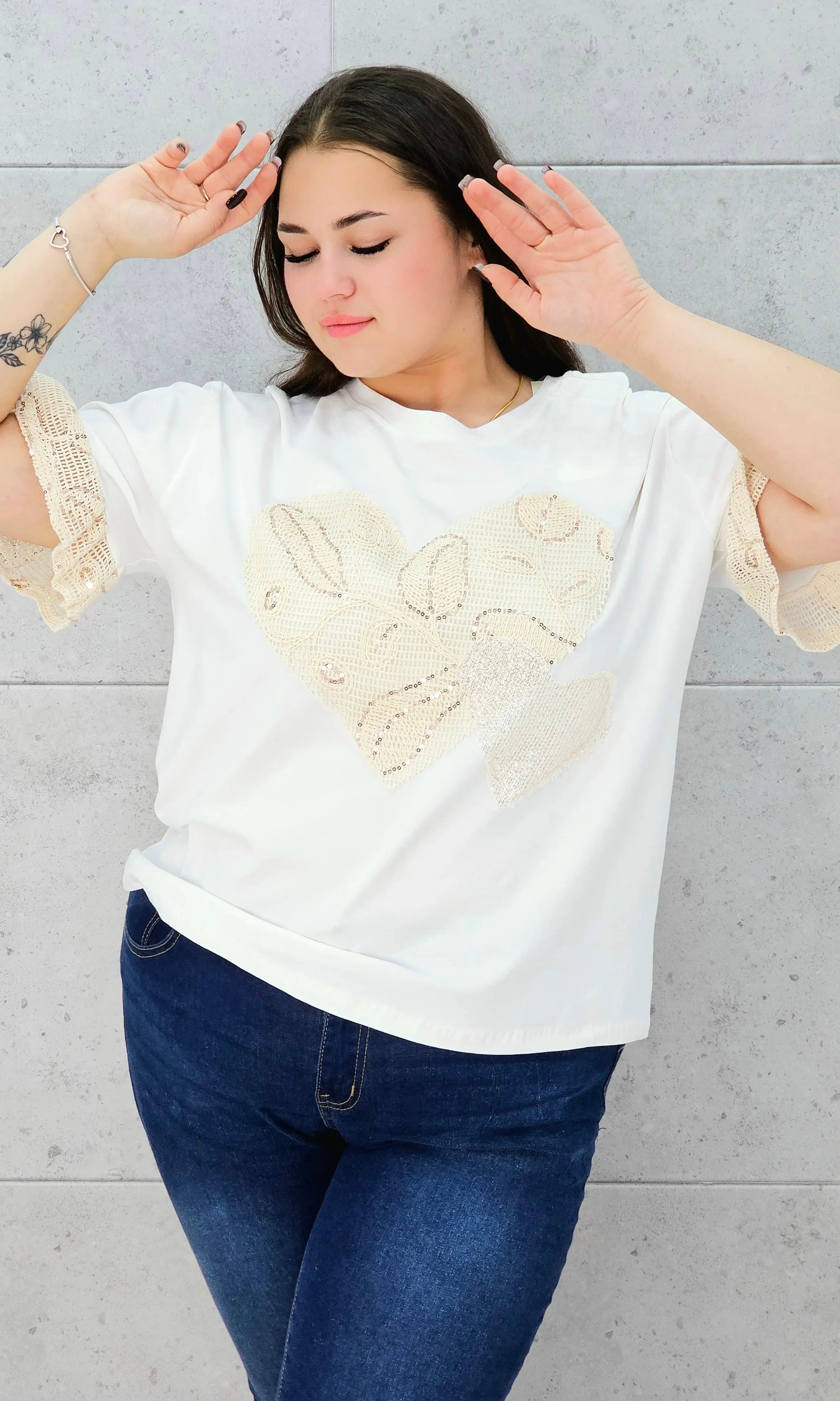 biała bluzka z sercem