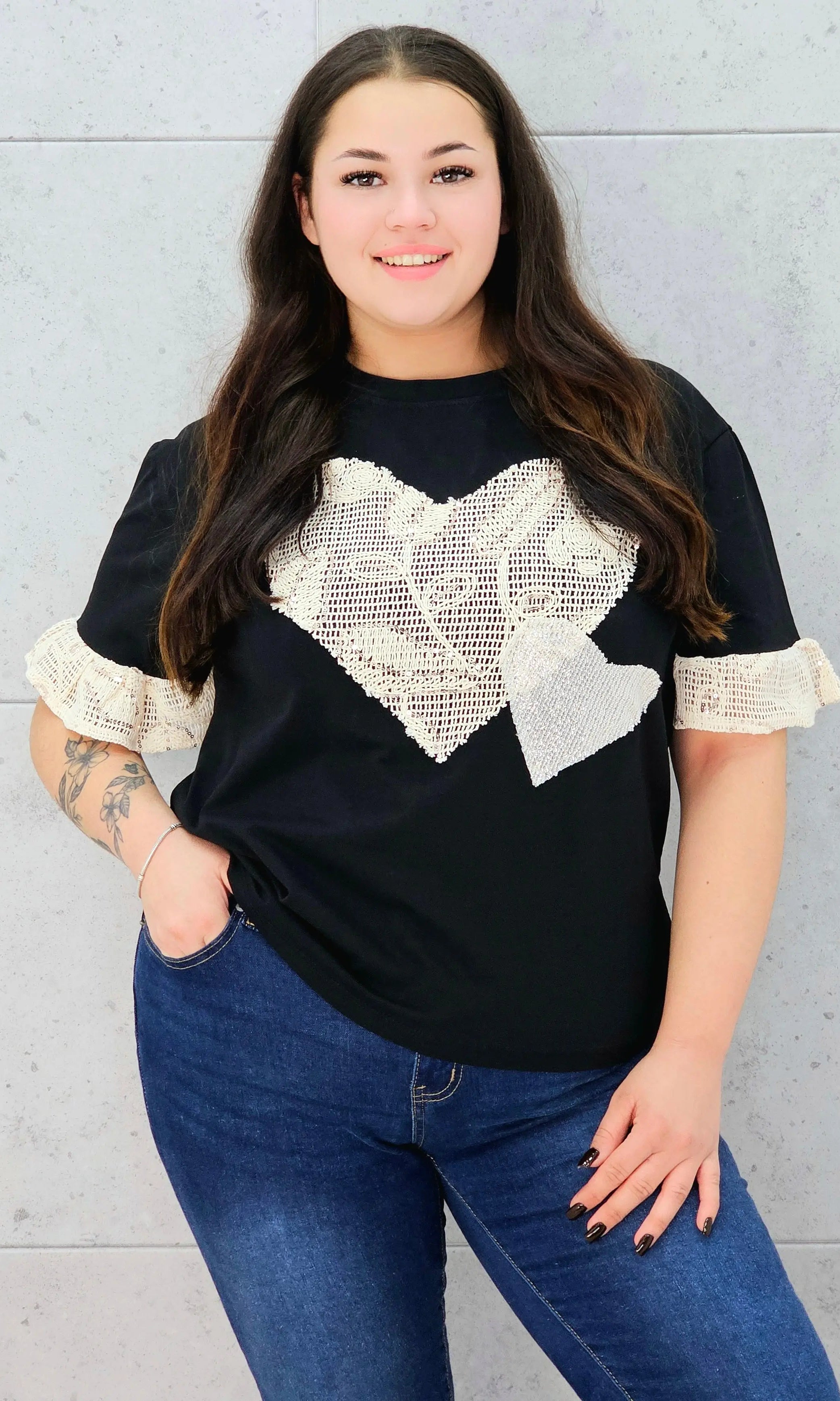 czarna bluzka w całości na modelce