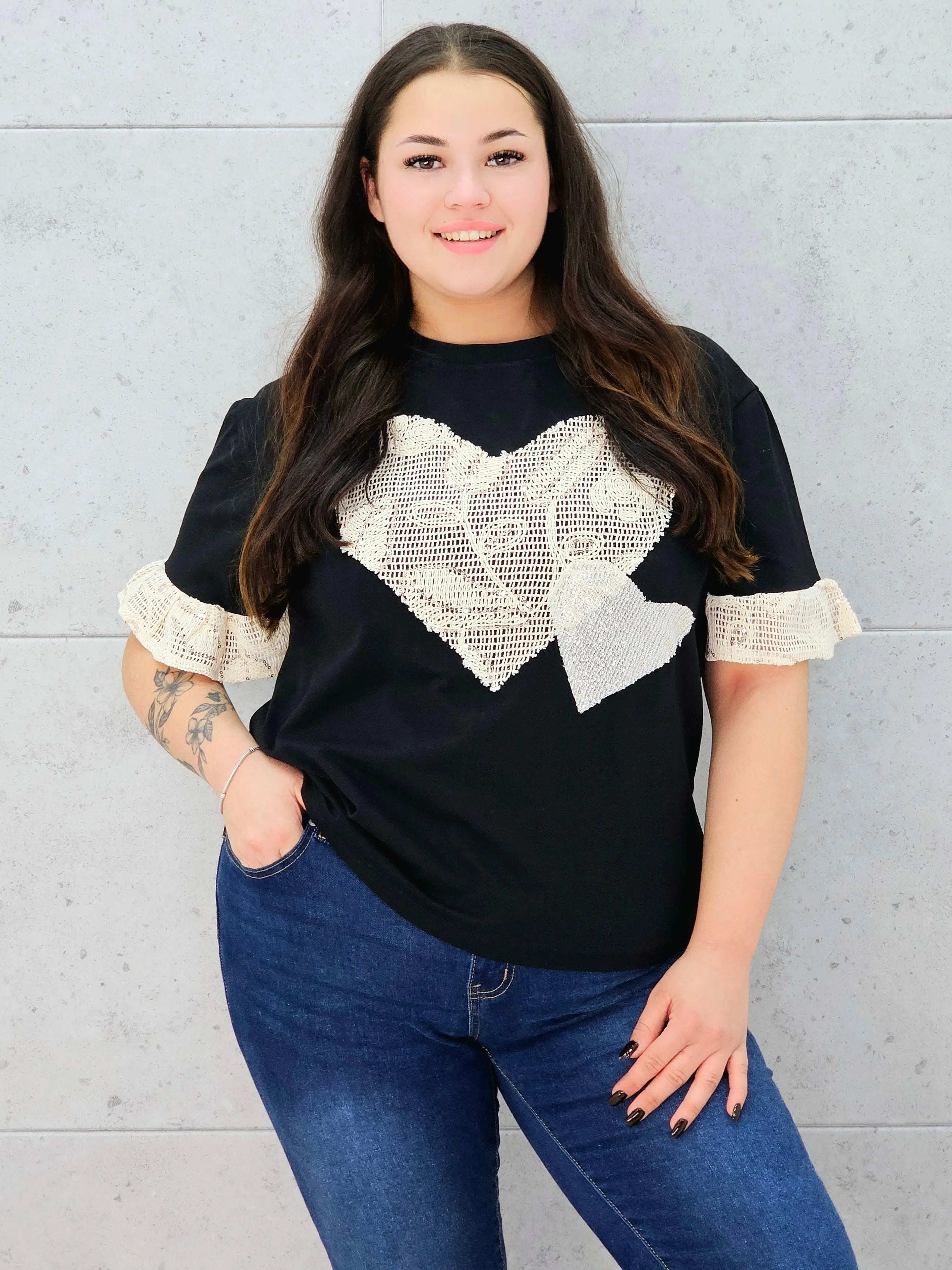 czarna bluzka w całości na modelce