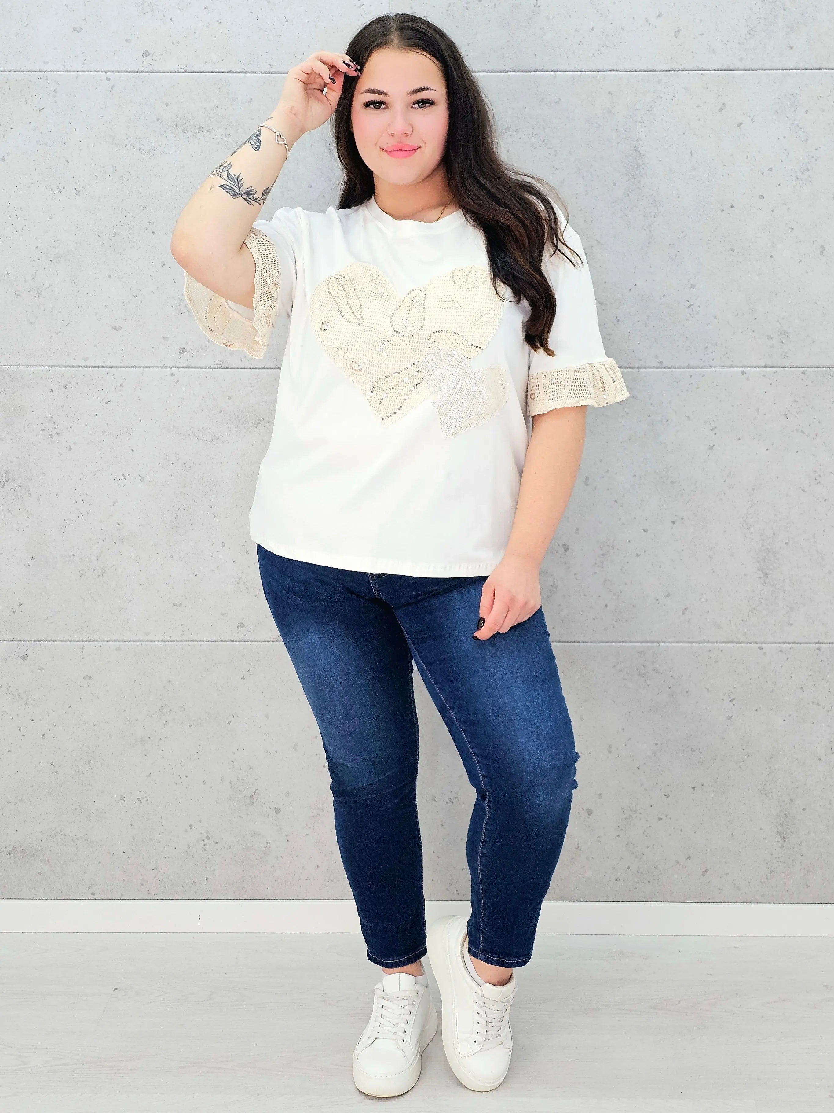 biała bluzka w calosci