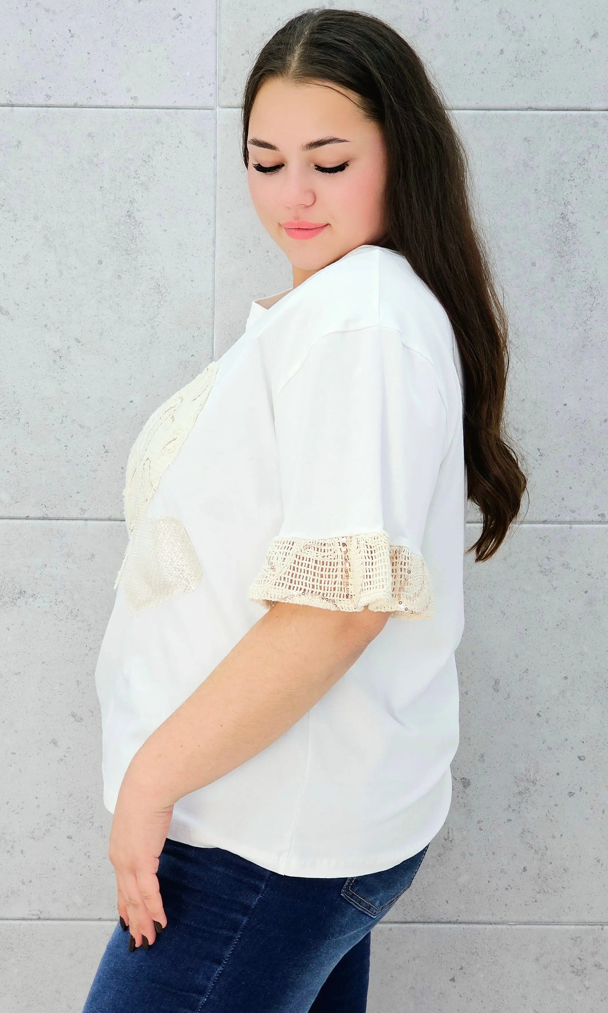 biała bluzka bokiem