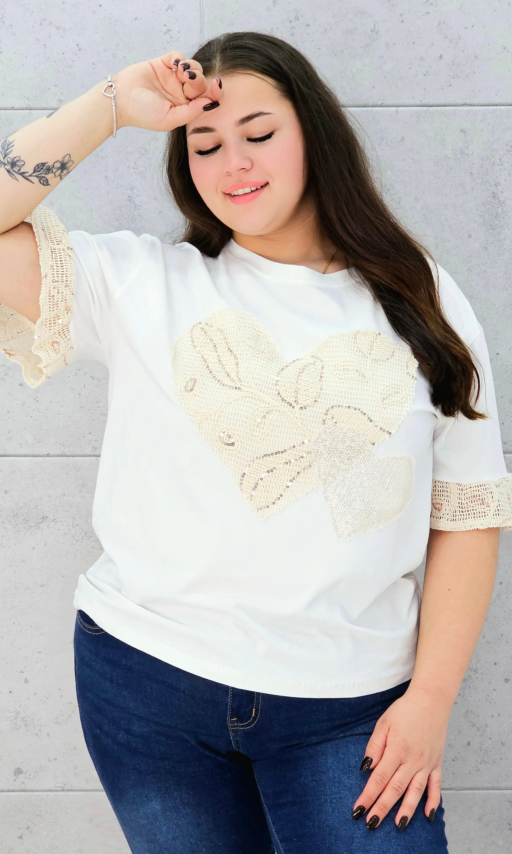 biała bluzka z sercem przodem