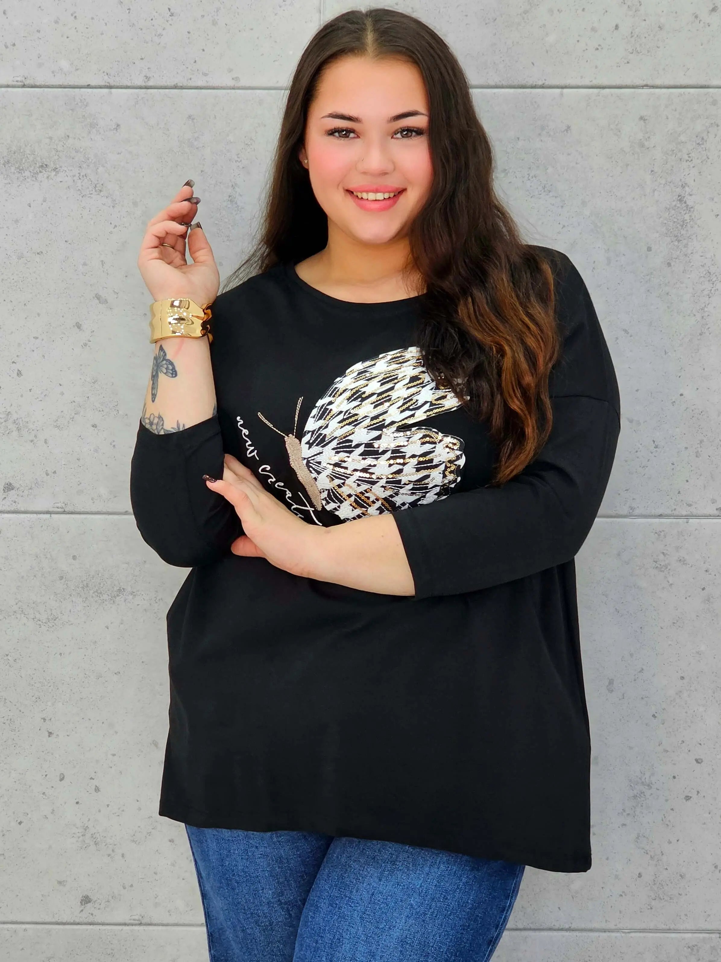 Bluzka z motylem plus size StylowaXL – kobiecy akcent w modnym wydaniu - Stylowa XL