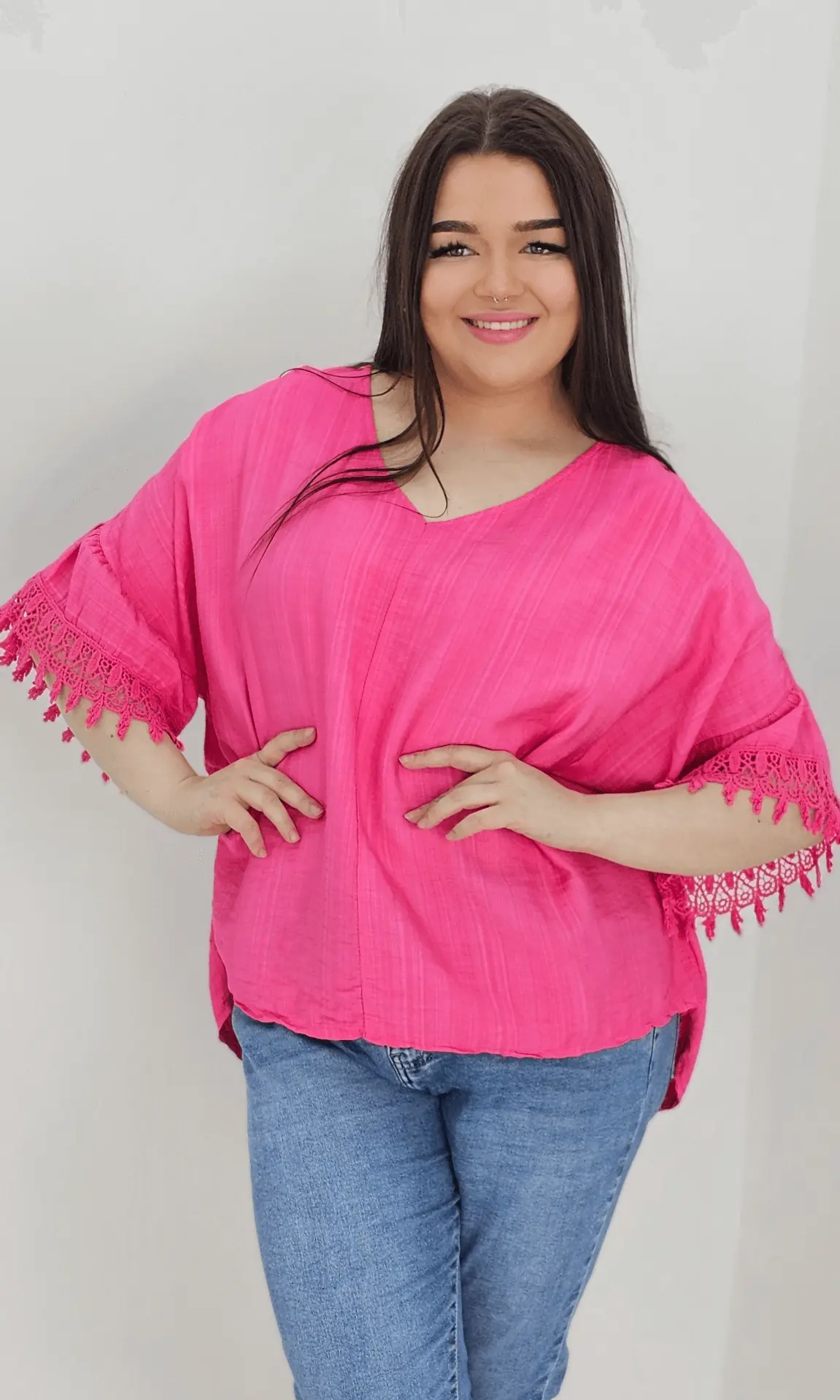 Bluzka z rękawem falbanką zakończonym haftem -fuksja Stylowa XL