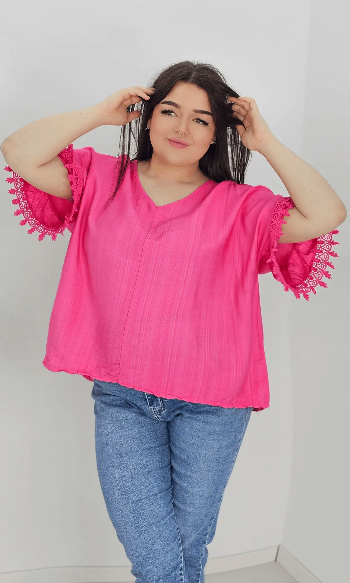 Bluzka z rękawem falbanką zakończonym haftem -fuksja Stylowa XL
