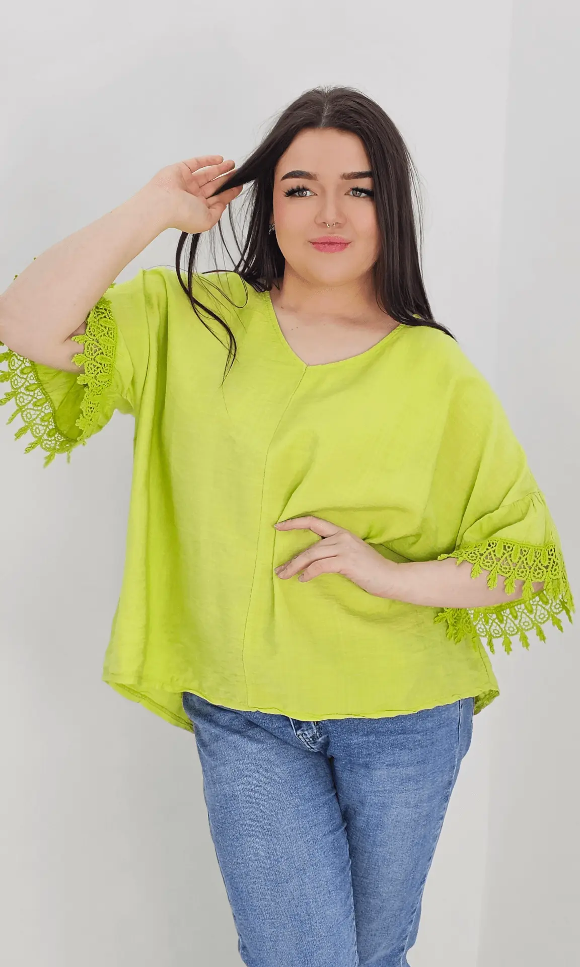 Bluzka z rękawem falbanką zakończonym haftem -limonka Stylowa XL