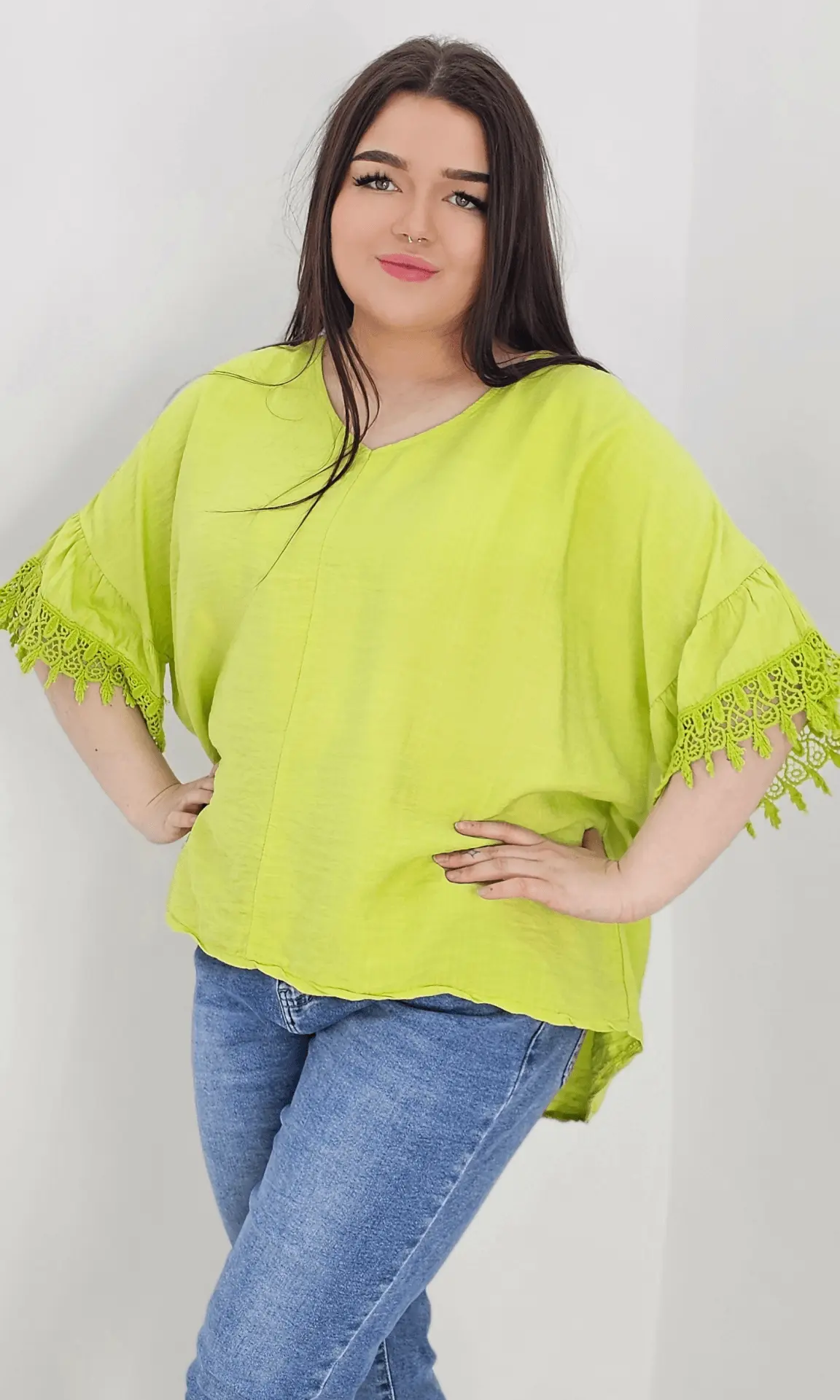 Bluzka z rękawem falbanką zakończonym haftem -limonka Stylowa XL
