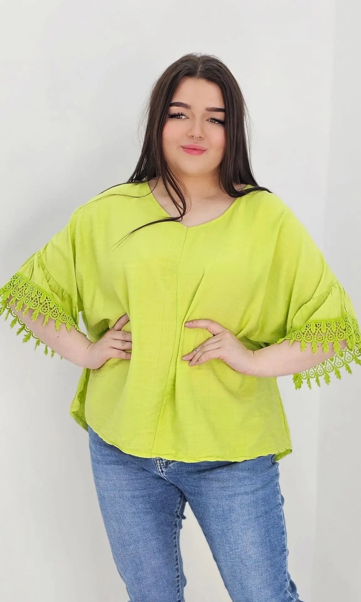 Bluzka z rękawem falbanką zakończonym haftem -limonka Stylowa XL