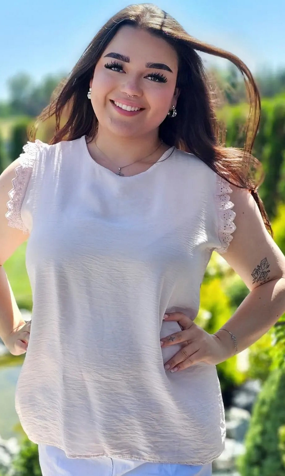 Bluzka z rękawem zakończonym zdobiona falbanka - różne kolory Stylowa XL