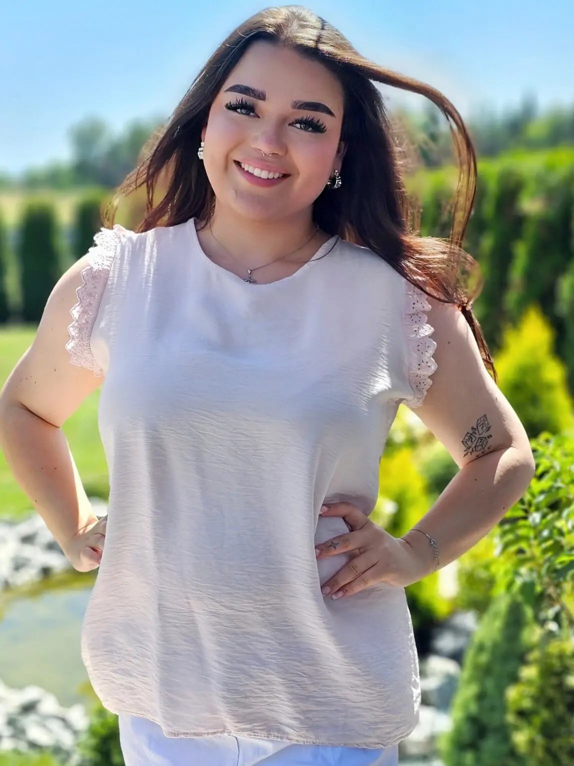 Bluzka z rękawem zakończonym zdobiona falbanka - różne kolory Stylowa XL