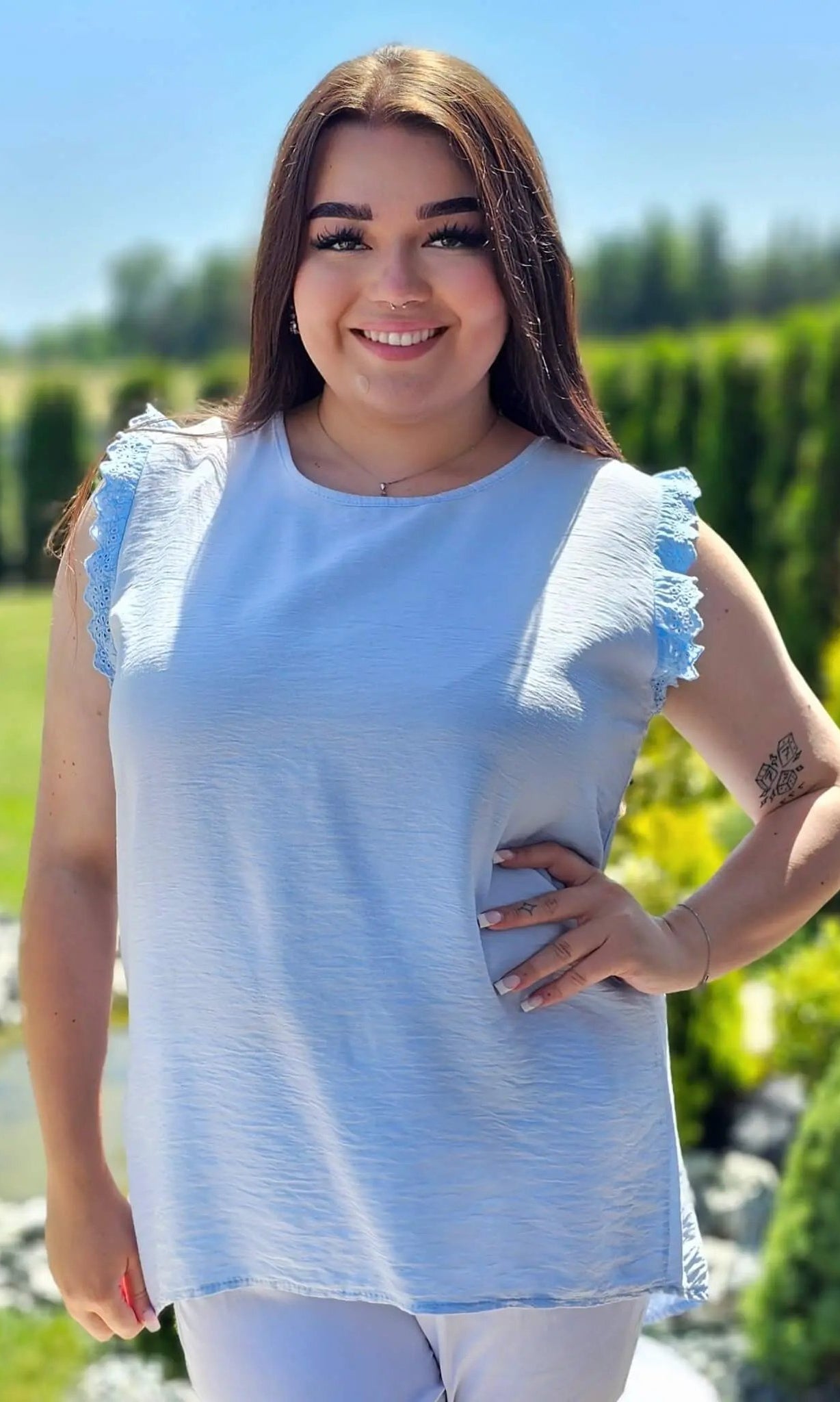 Bluzka z rękawem zakończonym zdobiona falbanka - różne kolory Stylowa XL