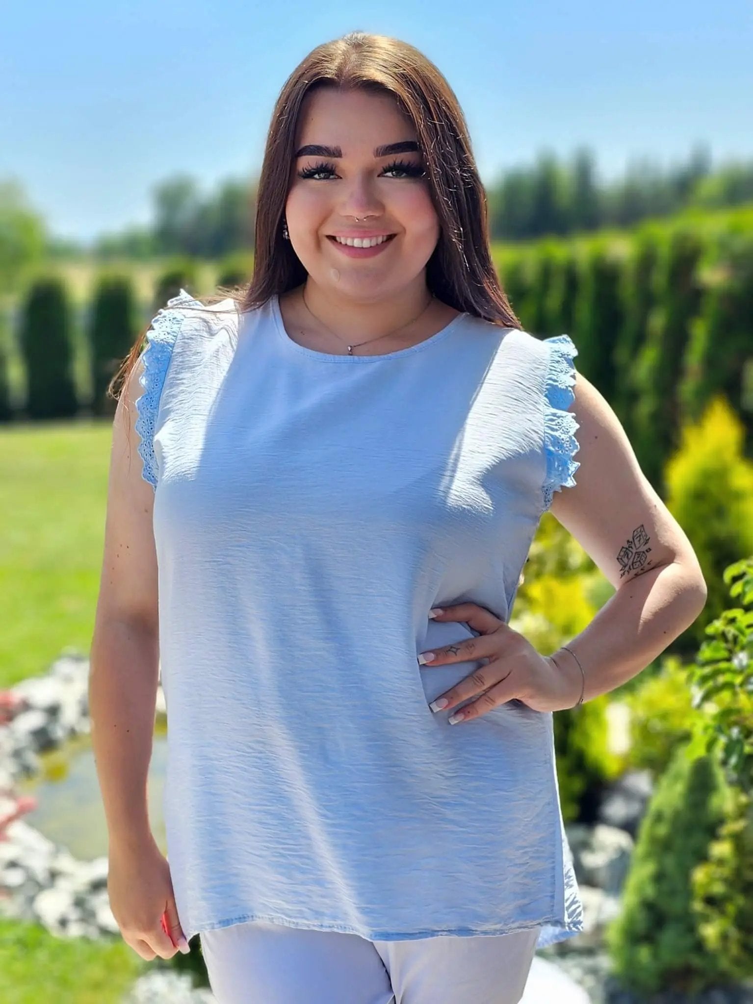 Bluzka z rękawem zakończonym zdobiona falbanka - różne kolory Stylowa XL