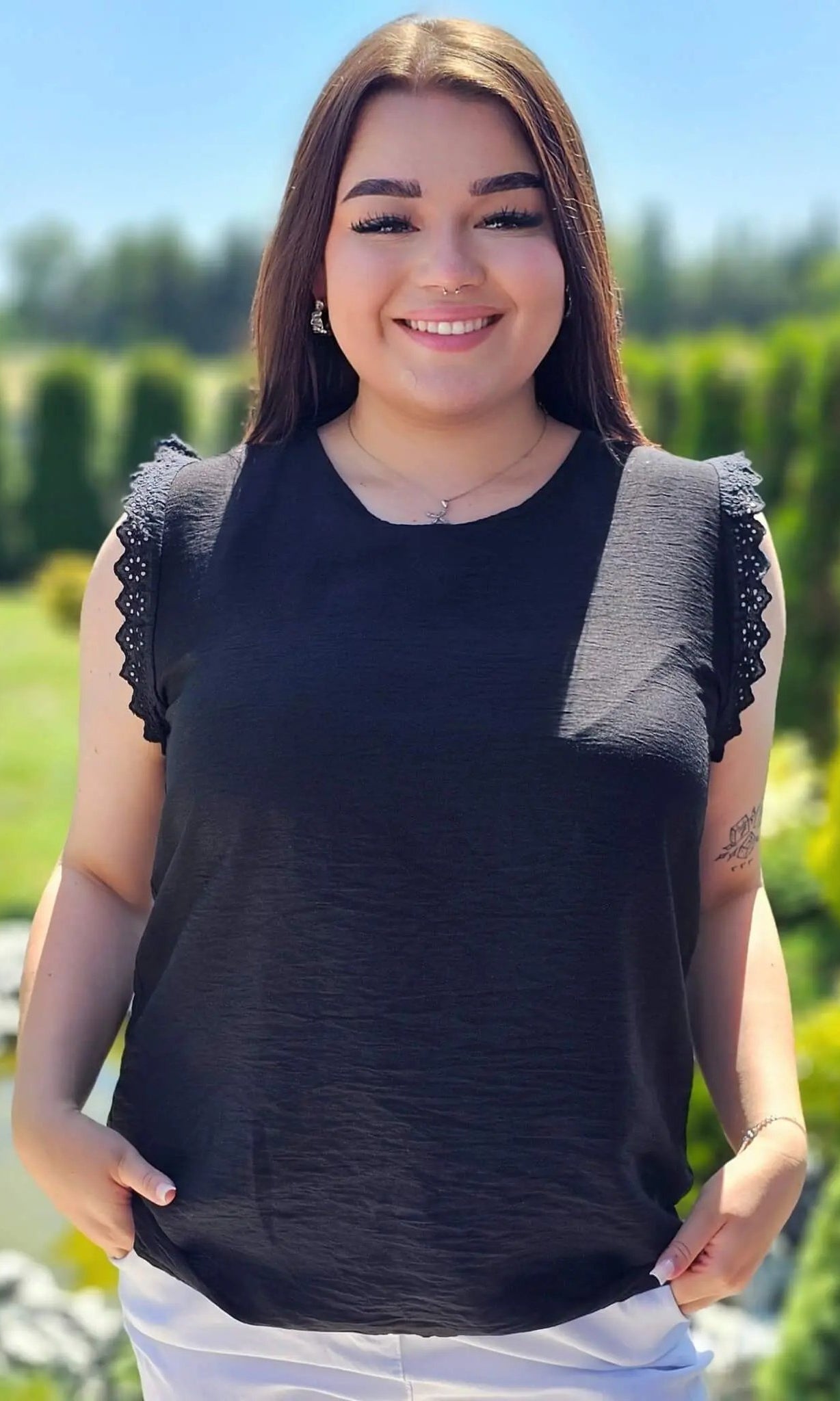 Bluzka z rękawem zakończonym zdobiona falbanka - różne kolory Stylowa XL