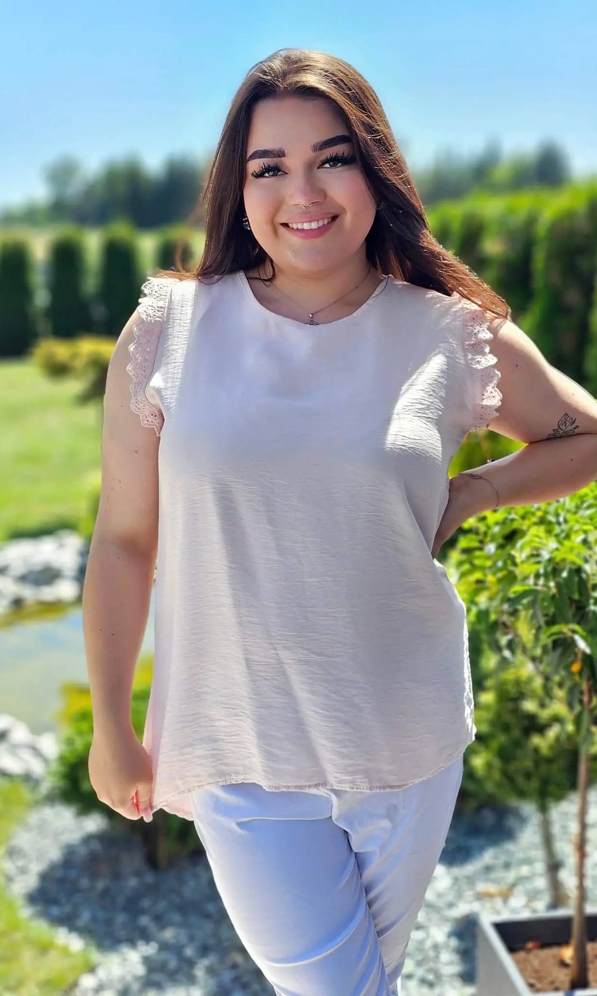 Bluzka z rękawem zakończonym zdobiona falbanka - różne kolory Stylowa XL