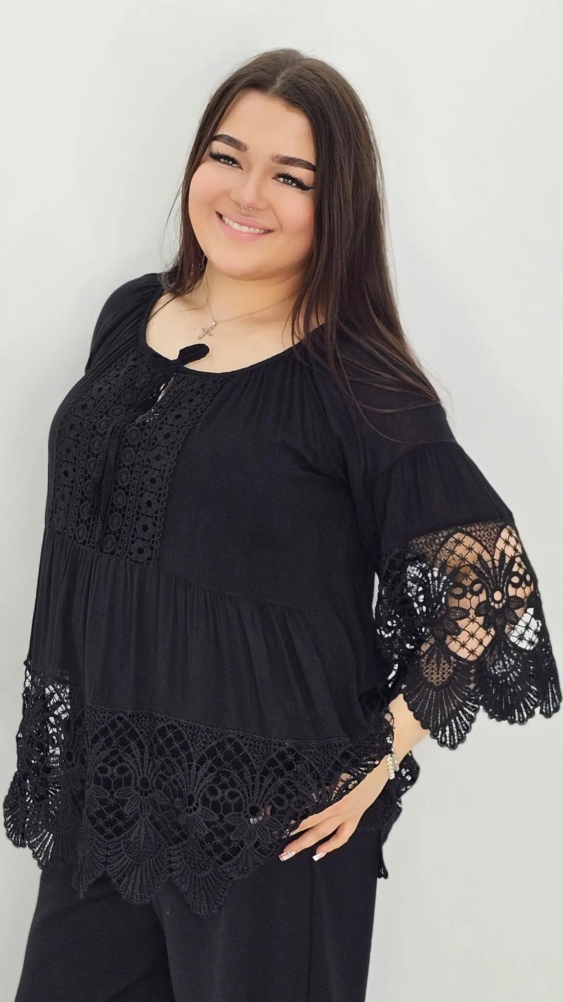 Bluzka z wiązaniem przy dekolcie oraz wstawki koronki - czarna Stylowa XL