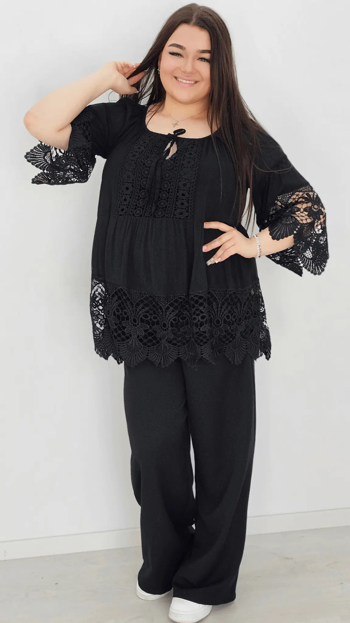 Bluzka z wiązaniem przy dekolcie oraz wstawki koronki - czarna Stylowa XL